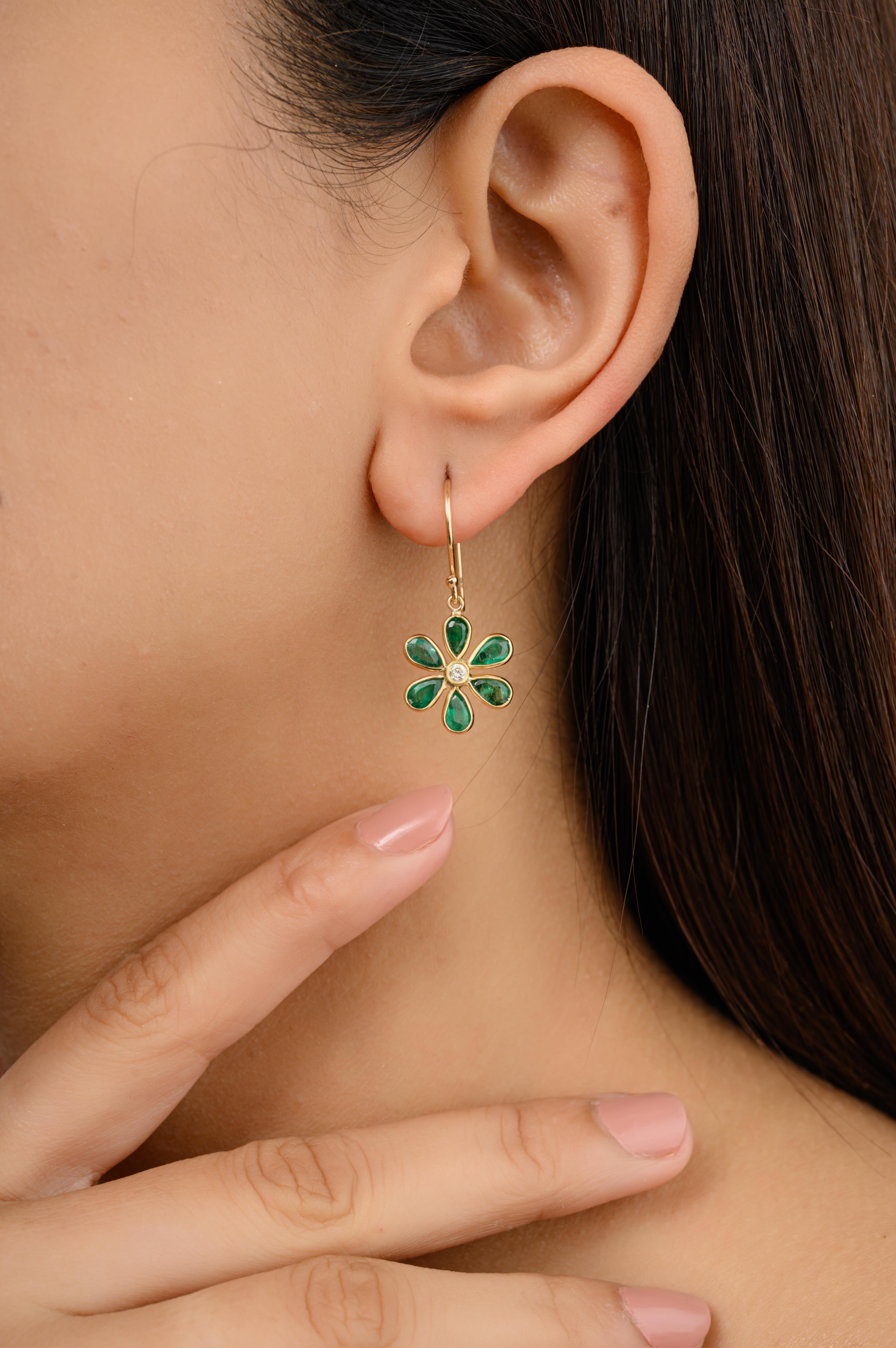 Leggeri orecchini a goccia floreali con smeraldo in oro 18 carati, per fare un figurone con il tuo look. Questi orecchini a pendente ti serviranno per fare un figurone con il tuo look. Questi orecchini creano un look scintillante e lussuoso con