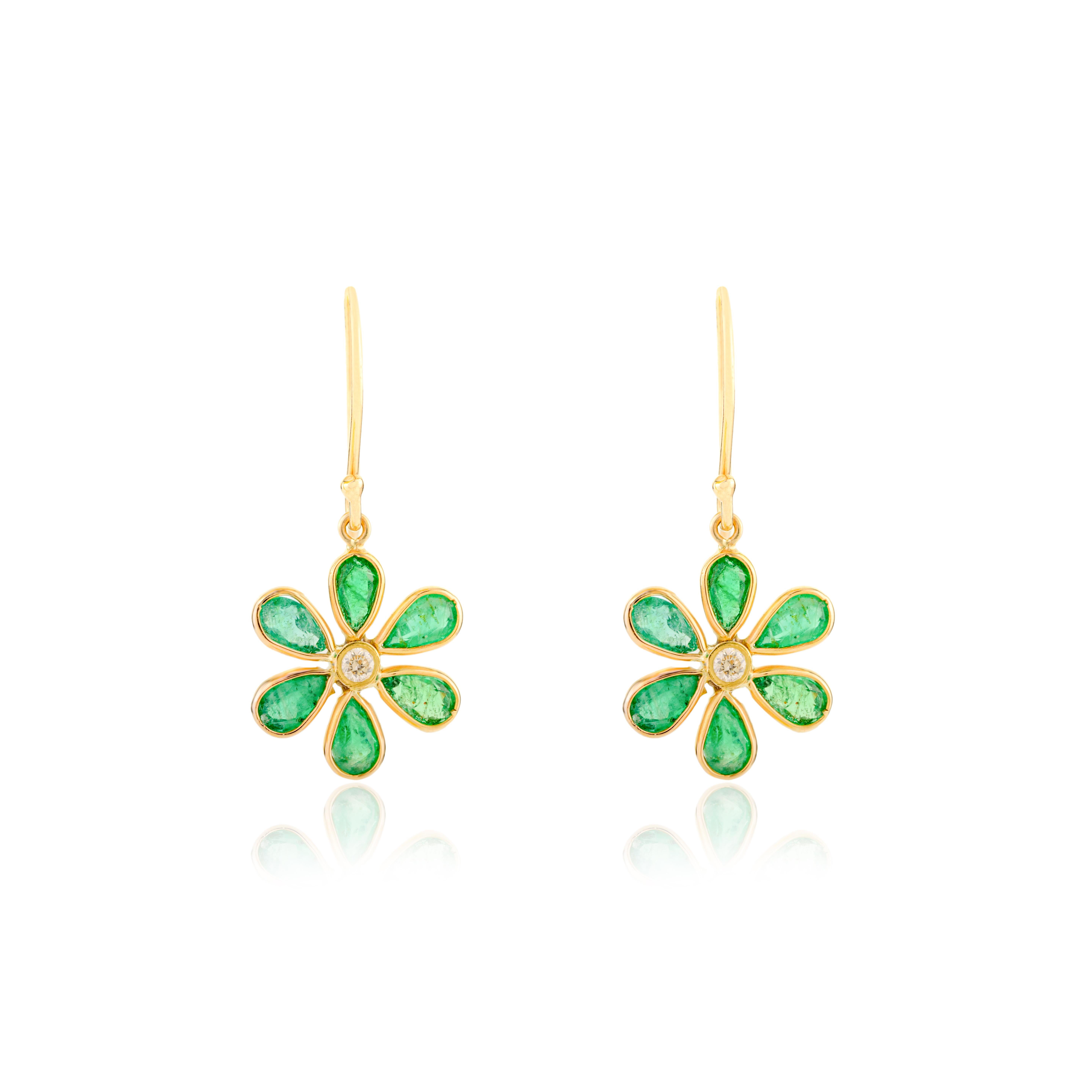 Moderno Orecchini a goccia con smeraldo leggero e fiori per lei, realizzati in oro giallo 18 carati in vendita