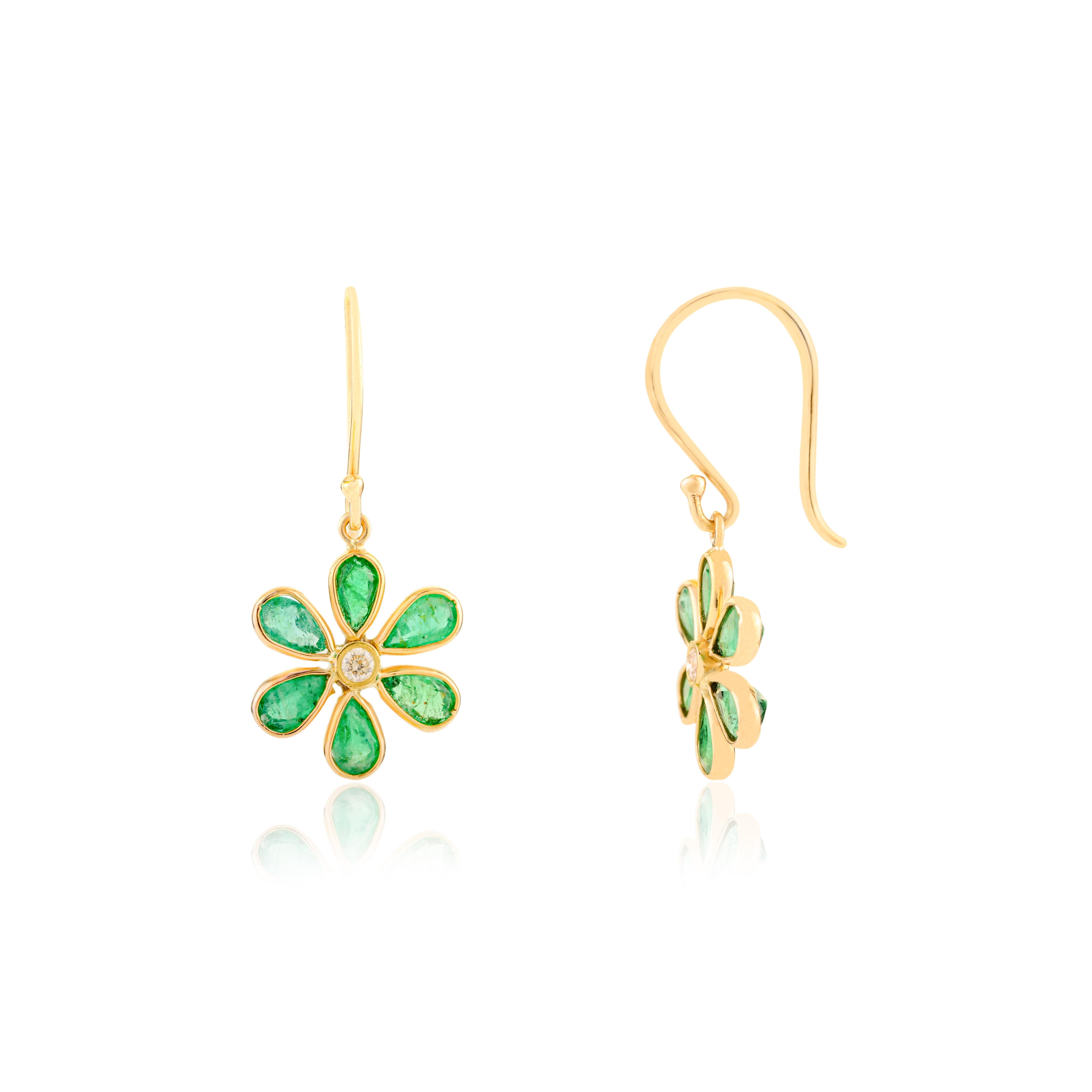 Orecchini a goccia con smeraldo leggero e fiori per lei, realizzati in oro giallo 18 carati In condizioni Nuovo in vendita a New York, NY