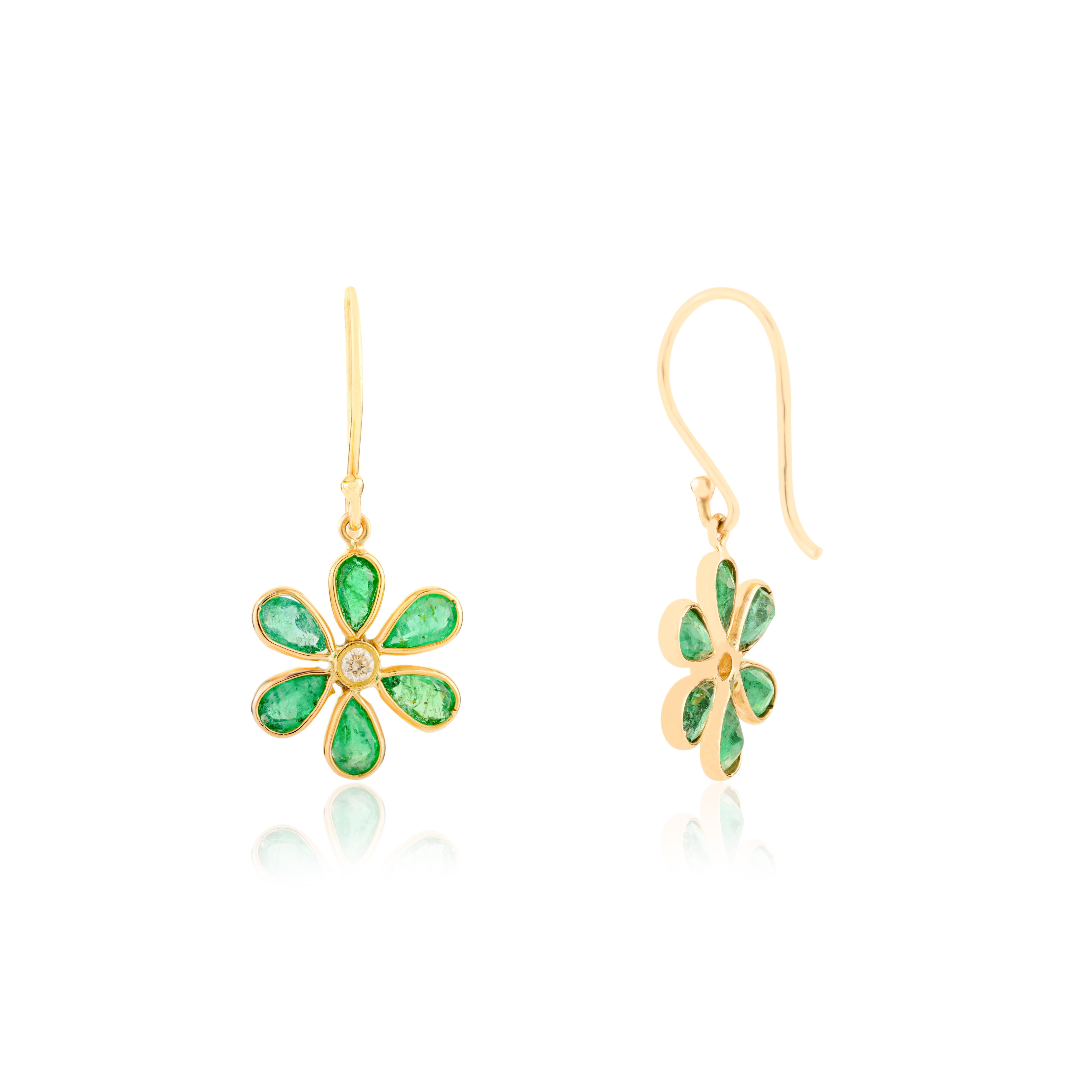 Orecchini a goccia con smeraldo leggero e fiori per lei, realizzati in oro giallo 18 carati in vendita 1