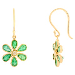 Pendants d'oreilles légers en or jaune 18 carats avec fleur d'émeraude pour elle
