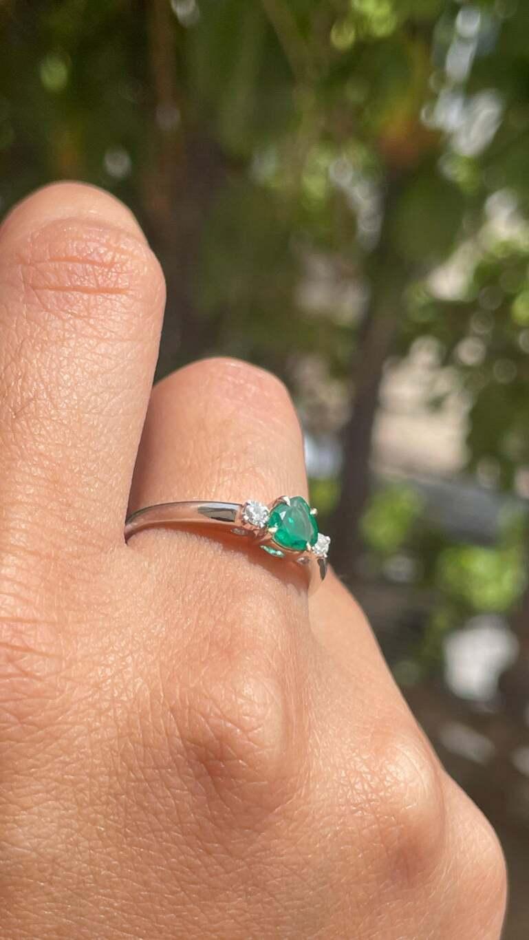 En vente :  Bague minimaliste à trois pierres en or blanc massif 18 carats 10