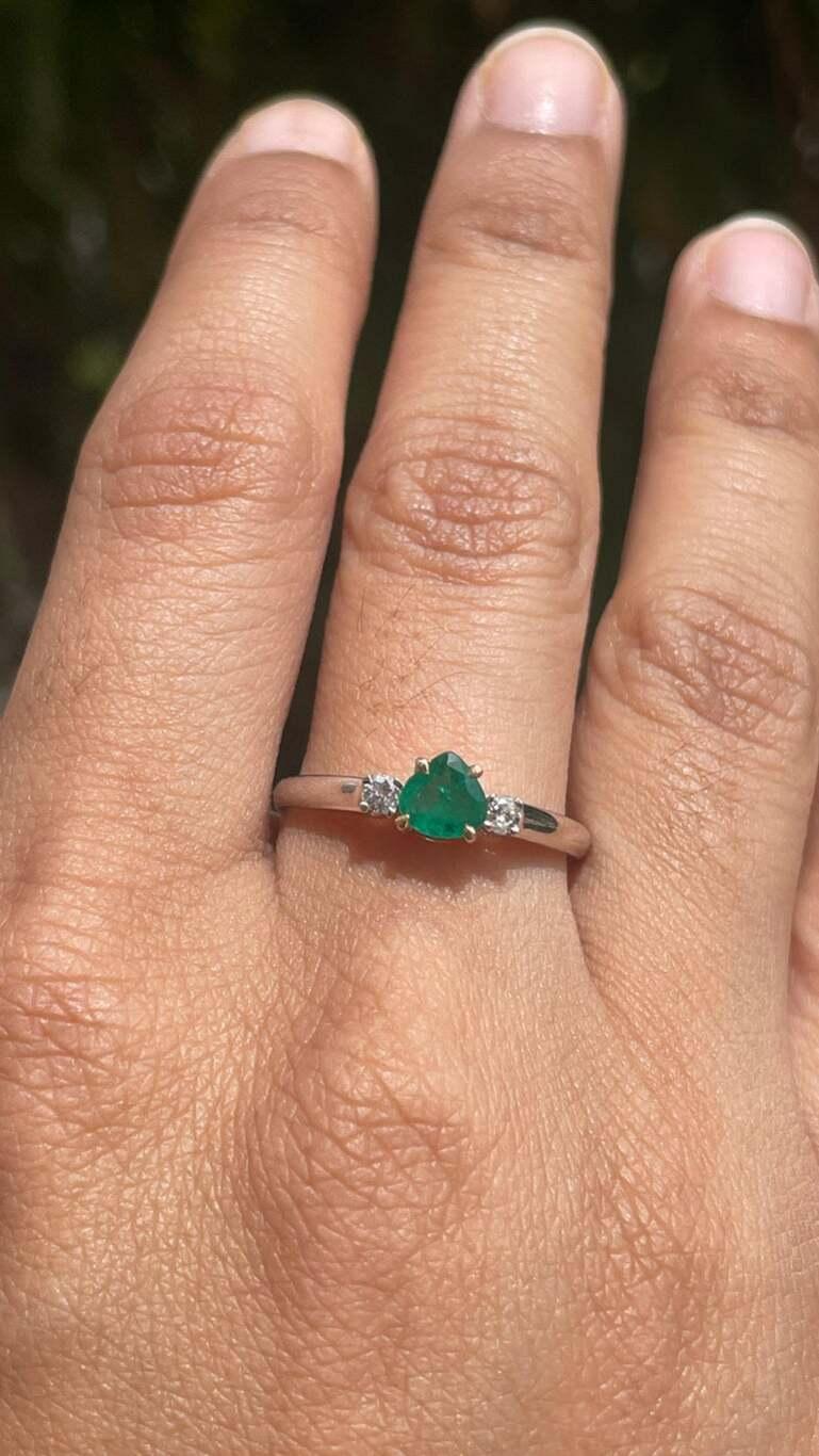 En vente :  Bague minimaliste à trois pierres en or blanc massif 18 carats 11