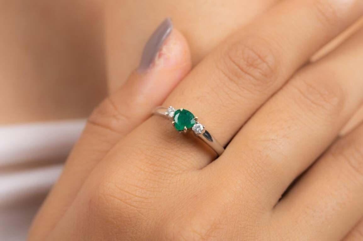 En vente :  Bague minimaliste à trois pierres en or blanc massif 18 carats 13