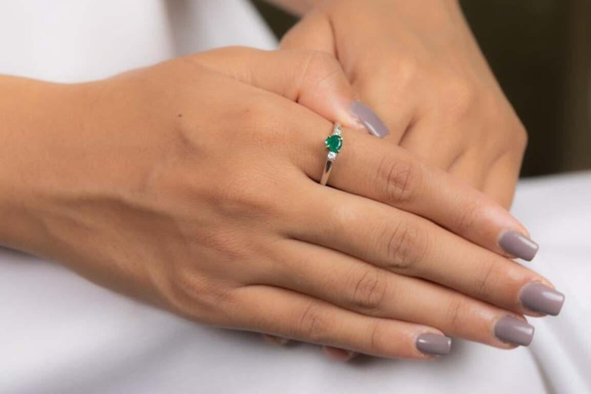 En vente :  Bague minimaliste à trois pierres en or blanc massif 18 carats 2