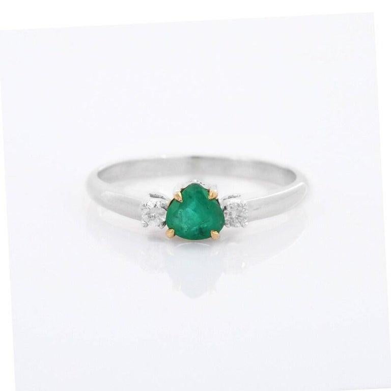 En vente :  Bague minimaliste à trois pierres en or blanc massif 18 carats 5