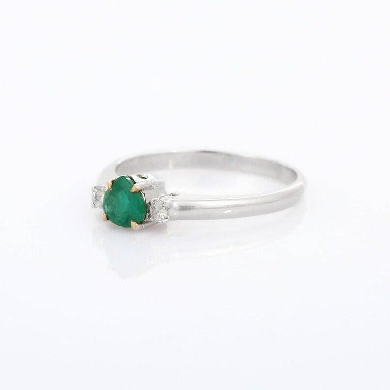 En vente :  Bague minimaliste à trois pierres en or blanc massif 18 carats 7