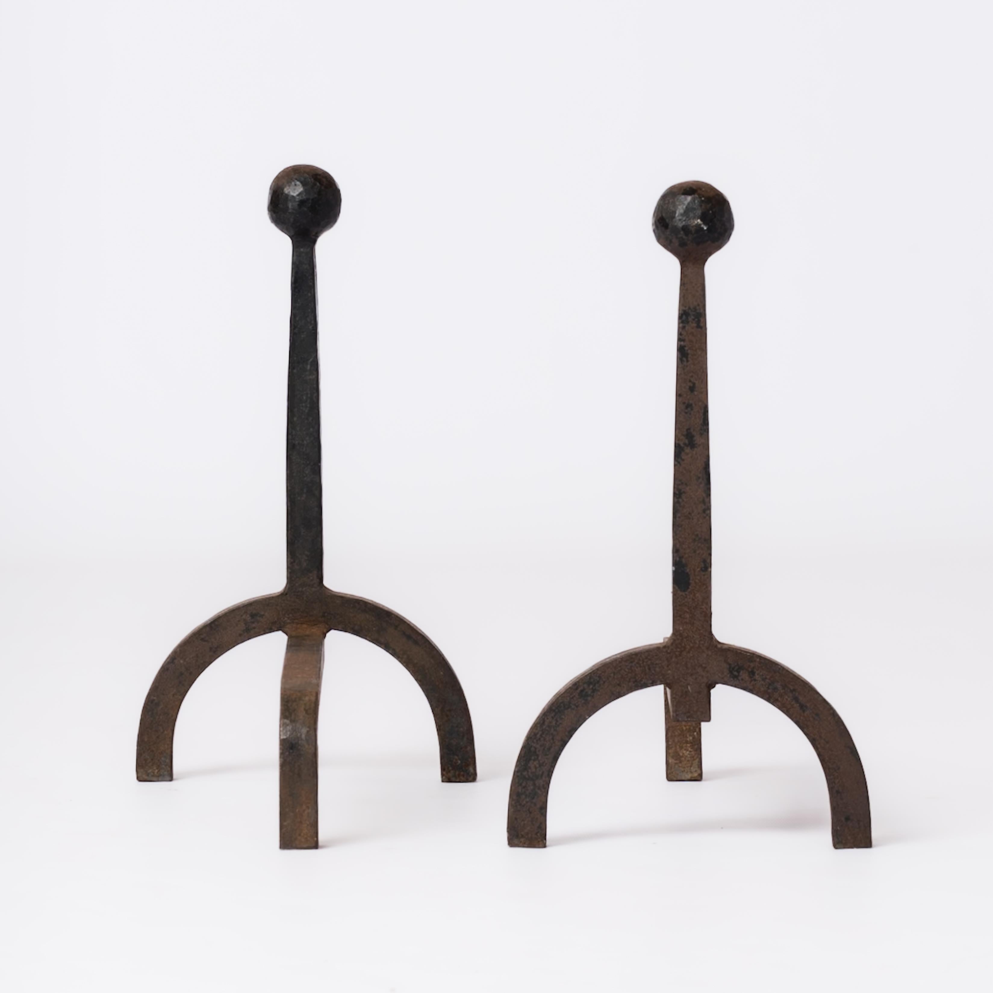 Français Chenets minimalistes Fer Battu en fer forgé dans le style d'Adnet - France années 1950 en vente