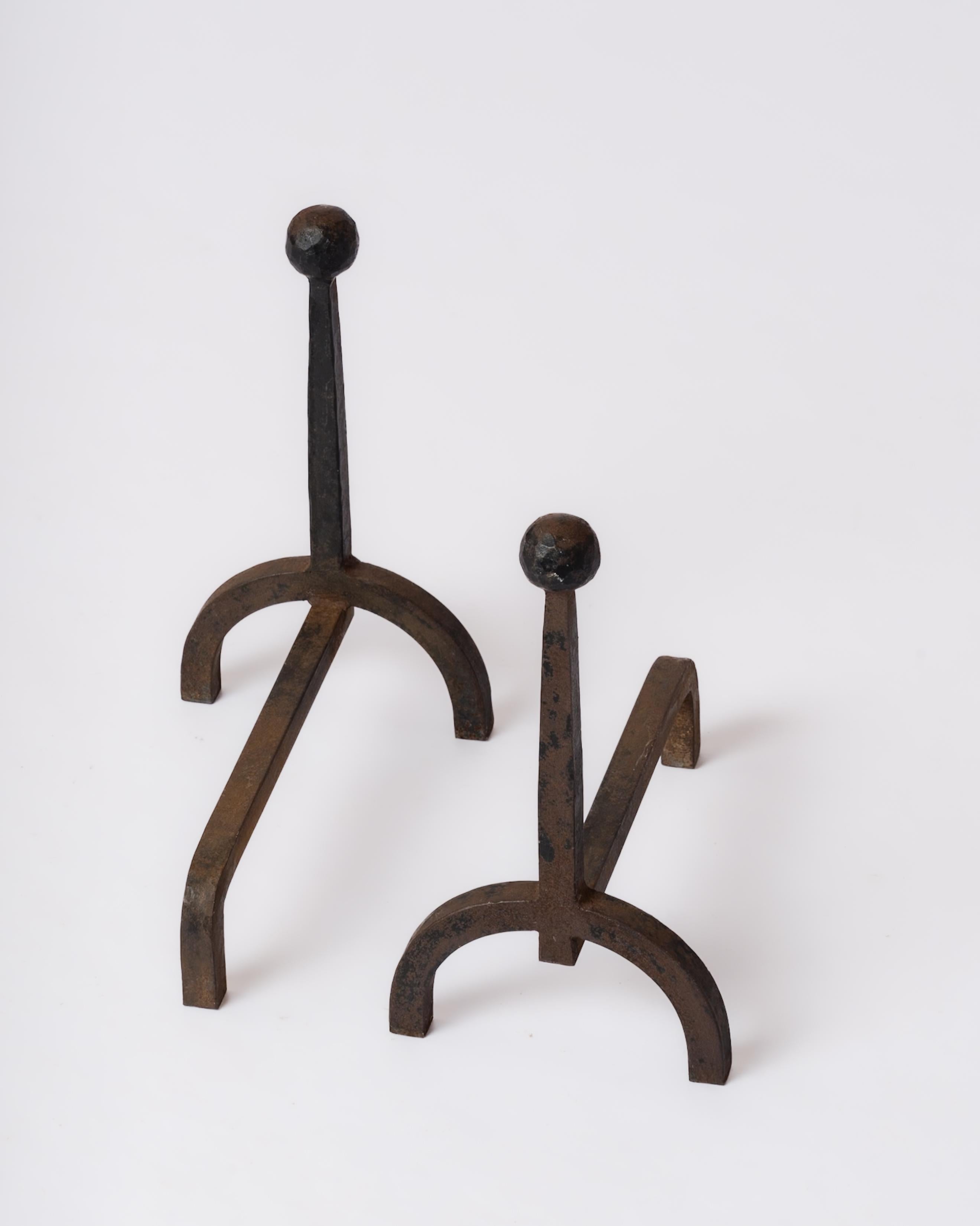 Chenets minimalistes Fer Battu en fer forgé dans le style d'Adnet - France années 1950 État moyen - En vente à New York, NY