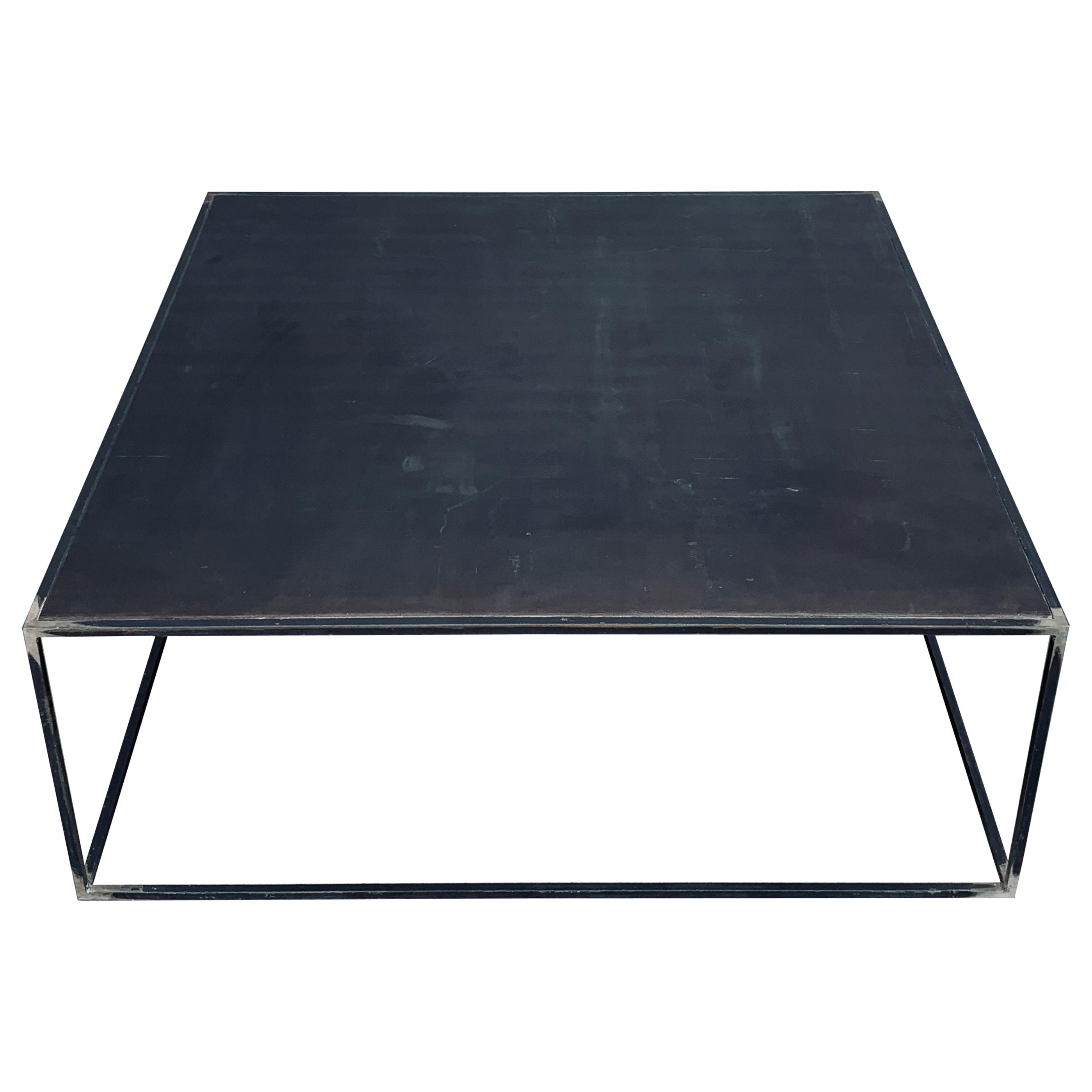Mesa baja minimalista de acero patinado "Filiforme" de Design Frères
