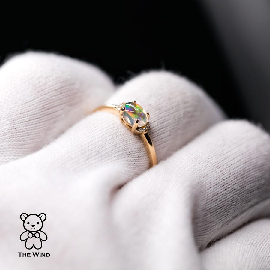 Minimalistischer Verlobungsring aus 18 Karat Gelbgold mit Feueropal und Diamant (Brillantschliff) im Angebot