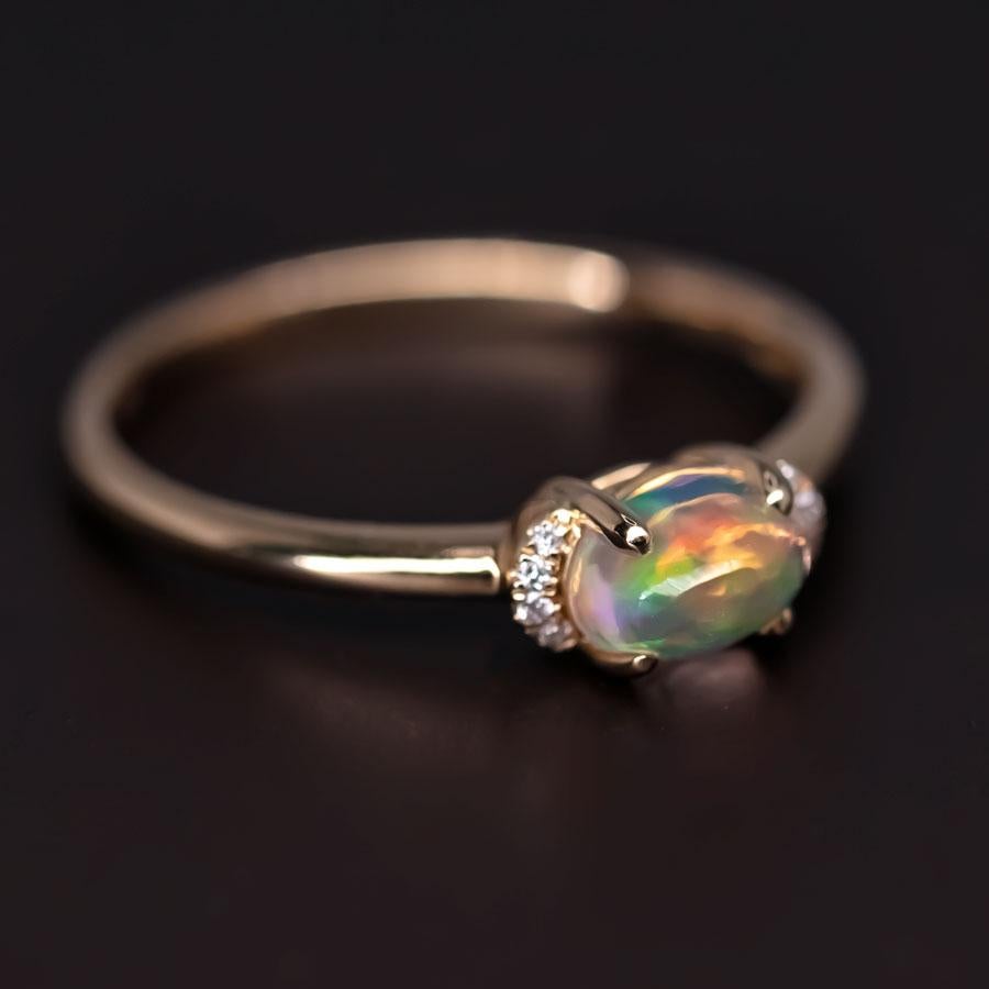 Minimalistischer mexikanischer Feueropal & Diamant Verlobungsring in 18k Gelbgold.


Kostenloser Inlandsversand mit USPS First Class! Kostenlose Geschenktüte oder -box zu jeder Bestellung!

Der Opal, die Königin der Edelsteine, ist einer der