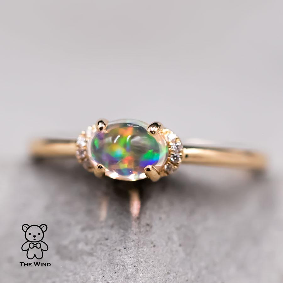 Minimalistischer Verlobungsring aus 18 Karat Gelbgold mit Feueropal und Diamant Damen im Angebot
