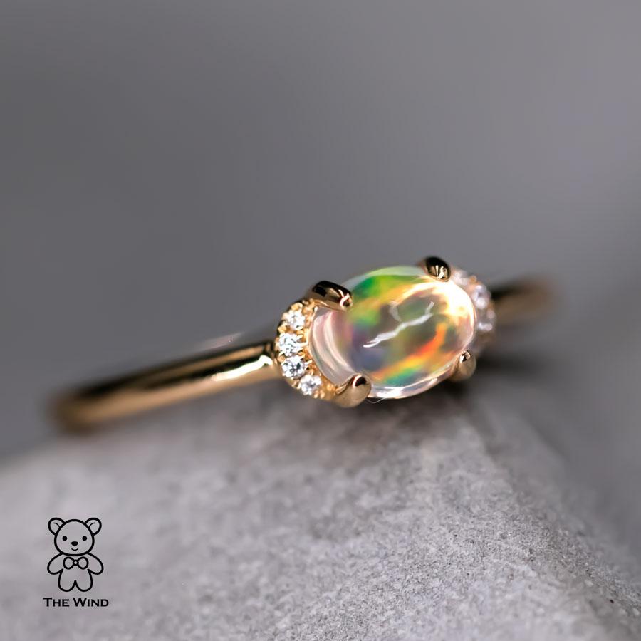 Minimalistischer Verlobungsring aus 18 Karat Gelbgold mit Feueropal und Diamant (Arts and Crafts) im Angebot