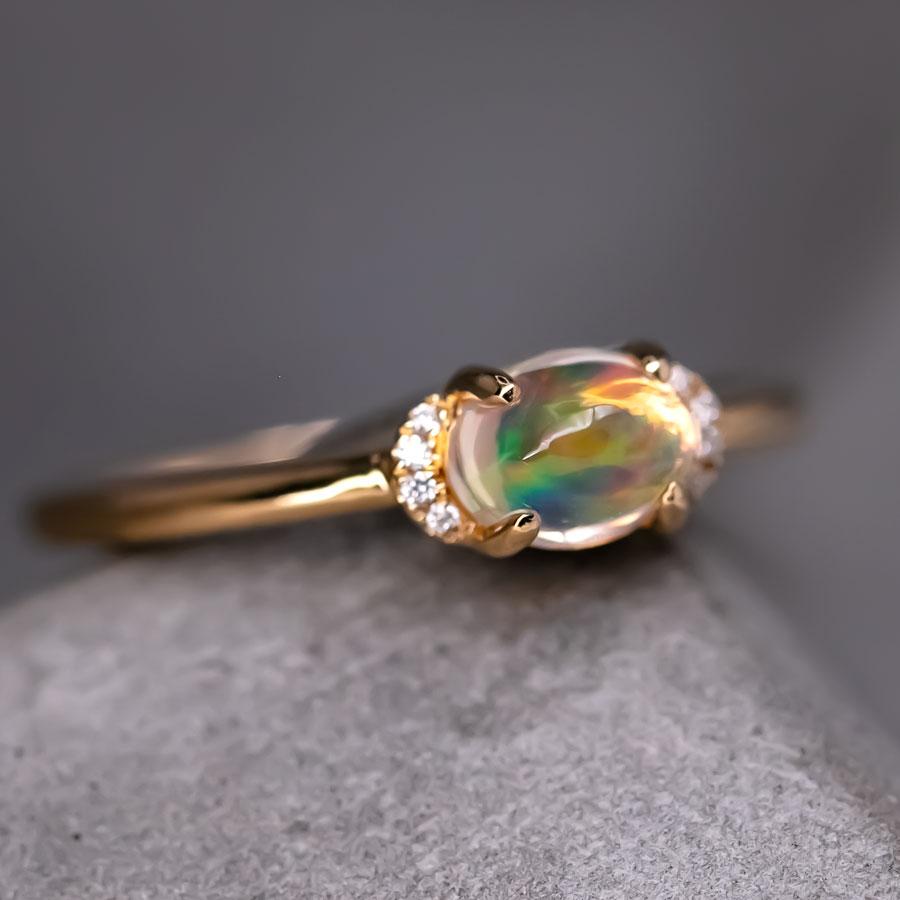 Minimalistischer Verlobungsring aus 18 Karat Gelbgold mit Feueropal und Diamant im Angebot 1