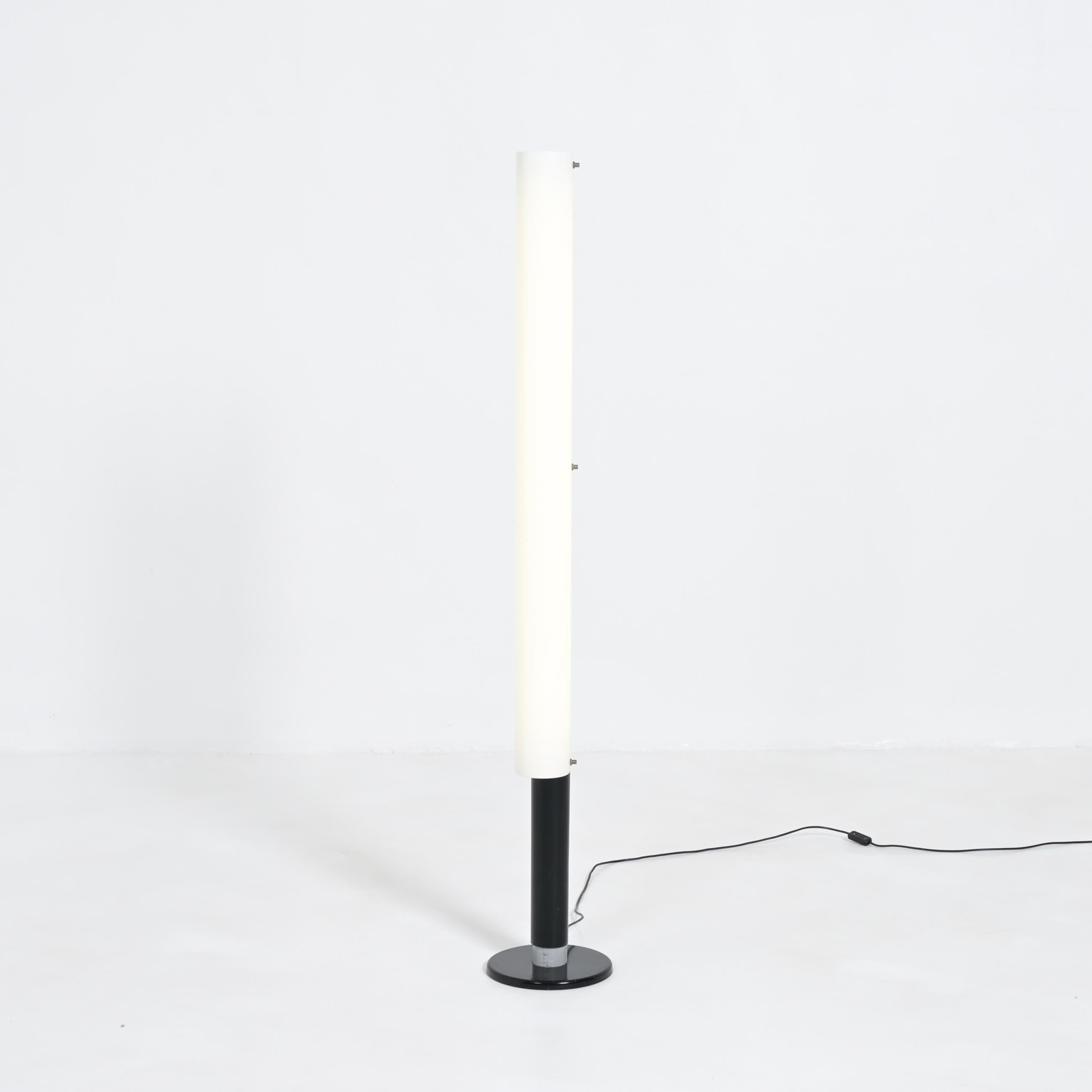 Esta lámpara de pie minimalista, modelo ST84, fue diseñada por Johan Niegeman para Artiforte en 1957. Niegeman fue importante para el desarrollo del diseño moderno en Holanda, llevó las ideas de la Bauhaus a Holanda.
Esta lámpara puramente
