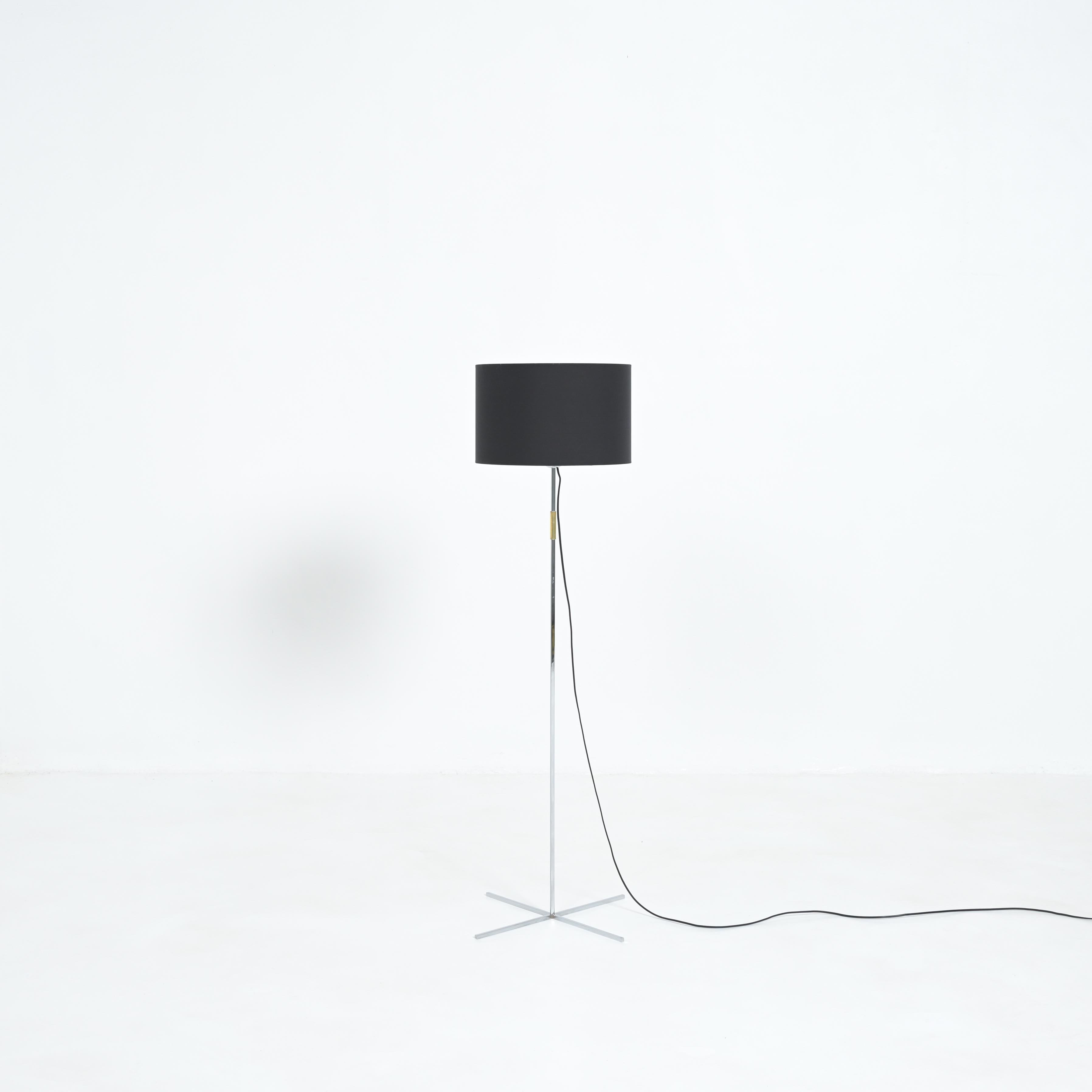 This minimalist floor lamp dates from the 1960s.
The pure base is made of chromed metal. The lamp shade is new.