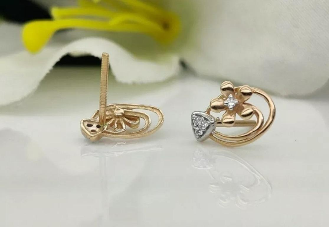 Round Cut Minimalist Flower Dainty Diamond Stud Earring in 14k Solid Gold For Sale