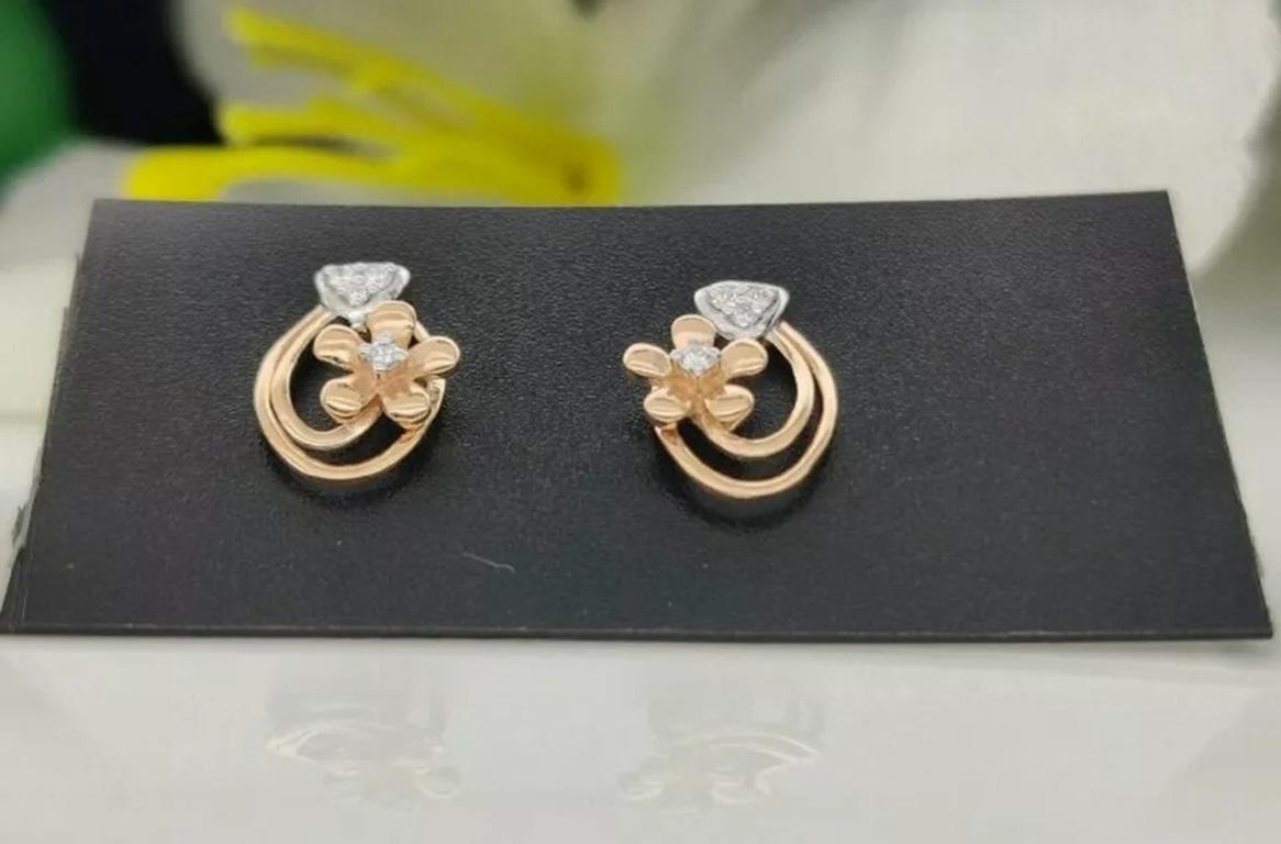 Minimalist Flower Dainty Diamond Stud Earring in 14k Solid Gold In New Condition For Sale In Chicago, IL