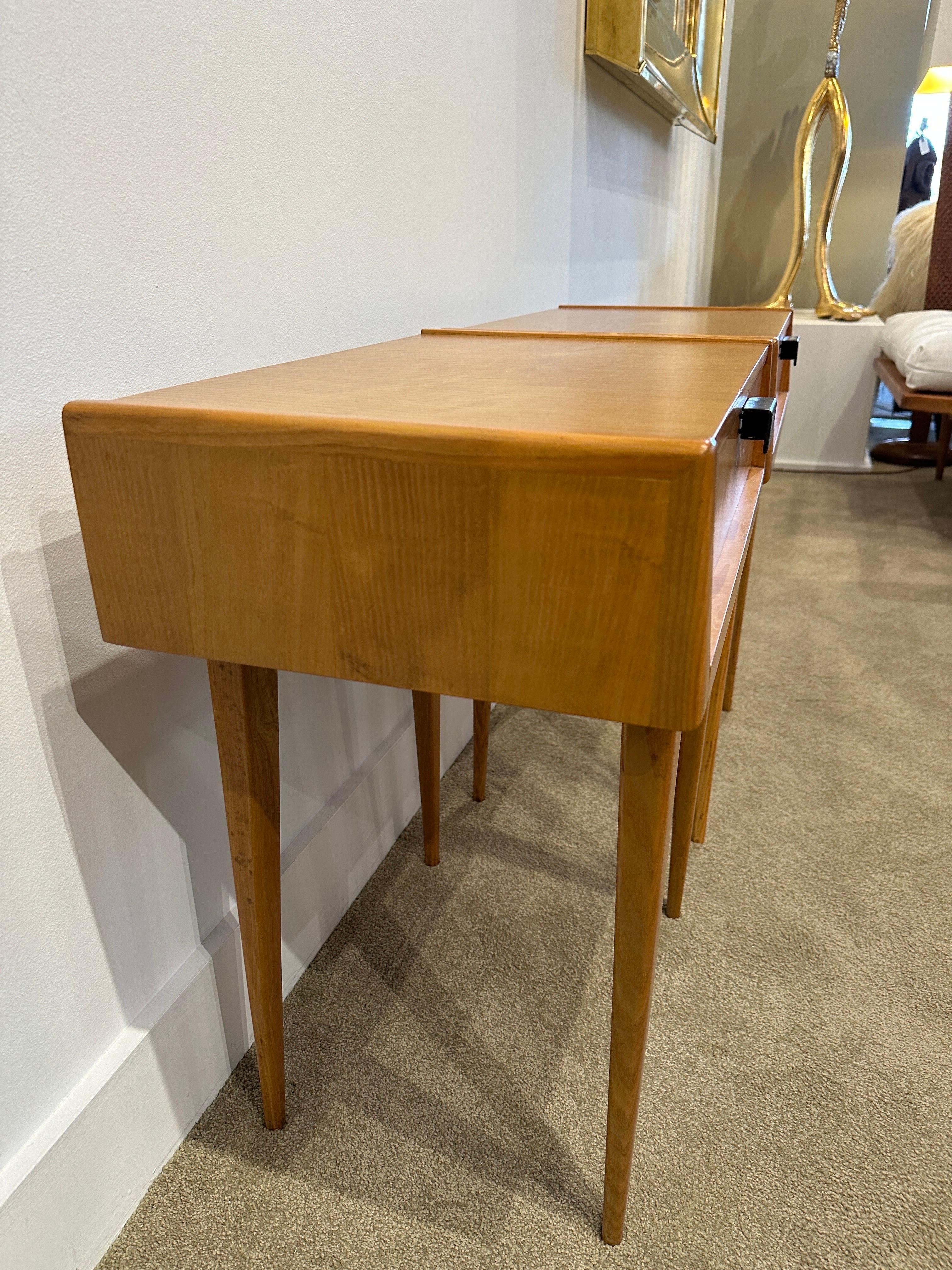 Mid-Century Modern Paire de tables de nuit minimaliste française du milieu du siècle dernier en vente