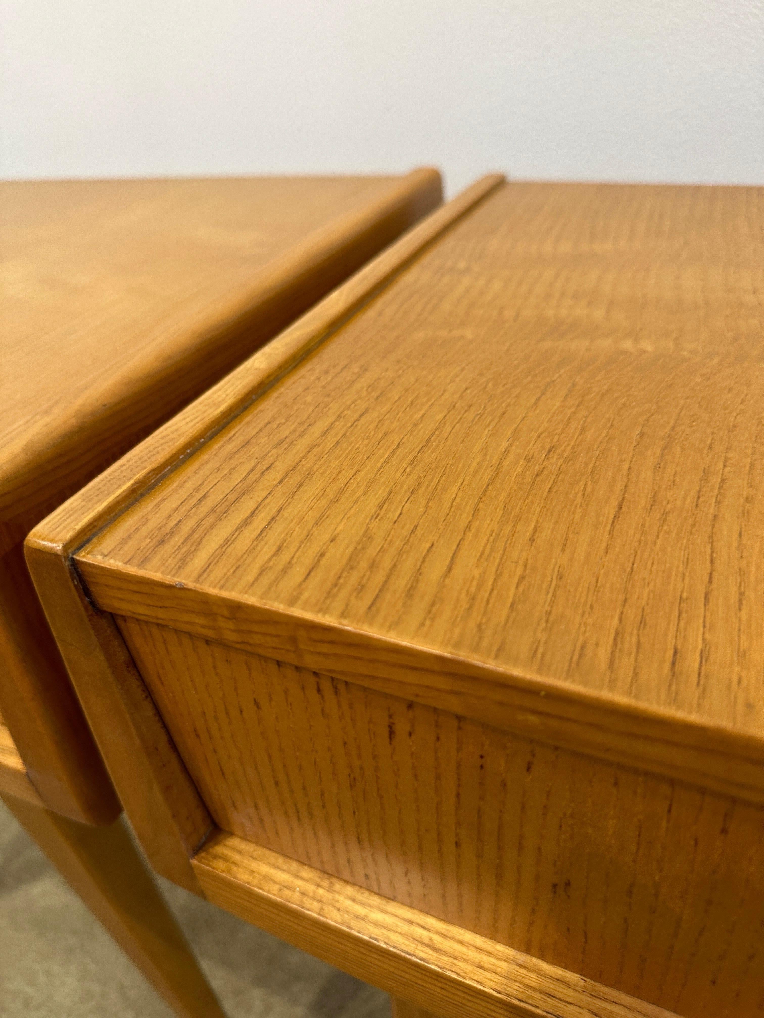 Français Paire de tables de nuit minimaliste française du milieu du siècle dernier en vente