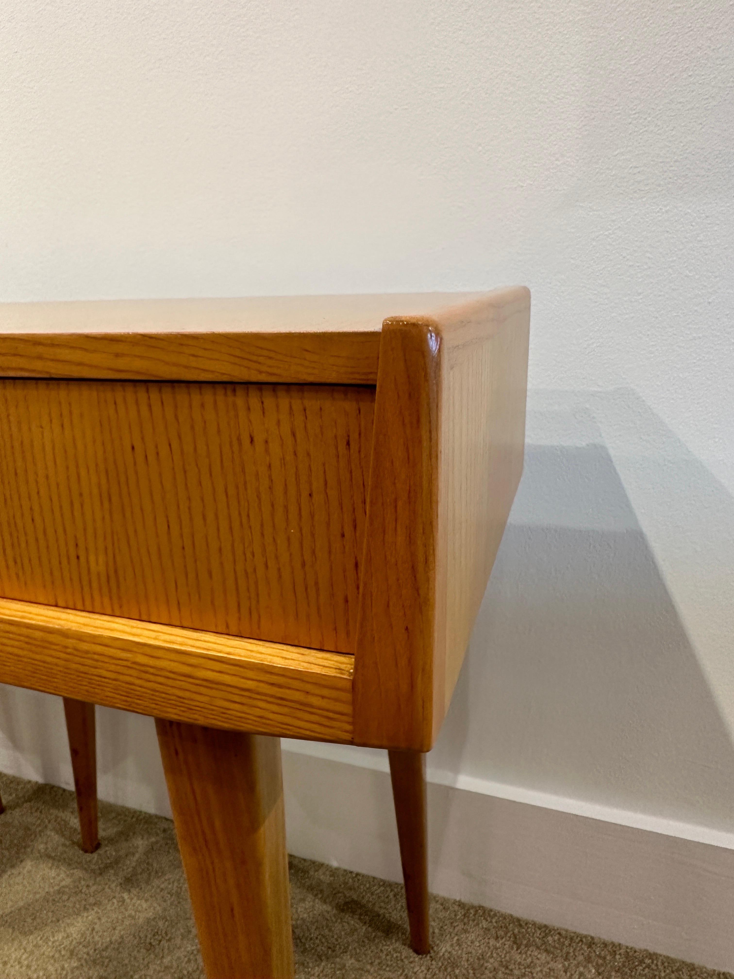 Métal Paire de tables de nuit minimaliste française du milieu du siècle dernier en vente