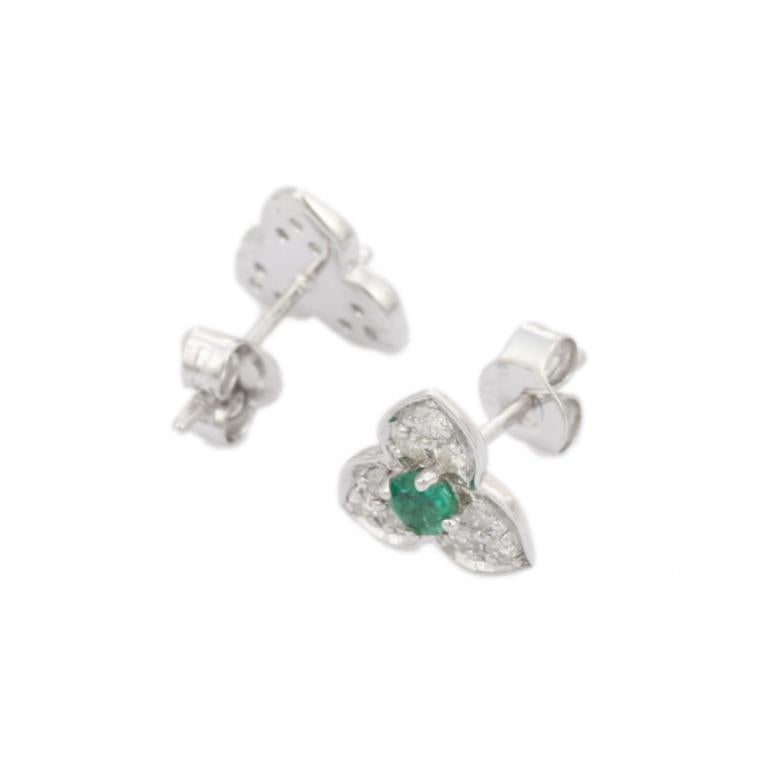 Minimalist Genuine Emerald Diamond Flower Stud Earrings in Sterling Silver In New Condition For Sale In Houston, TX