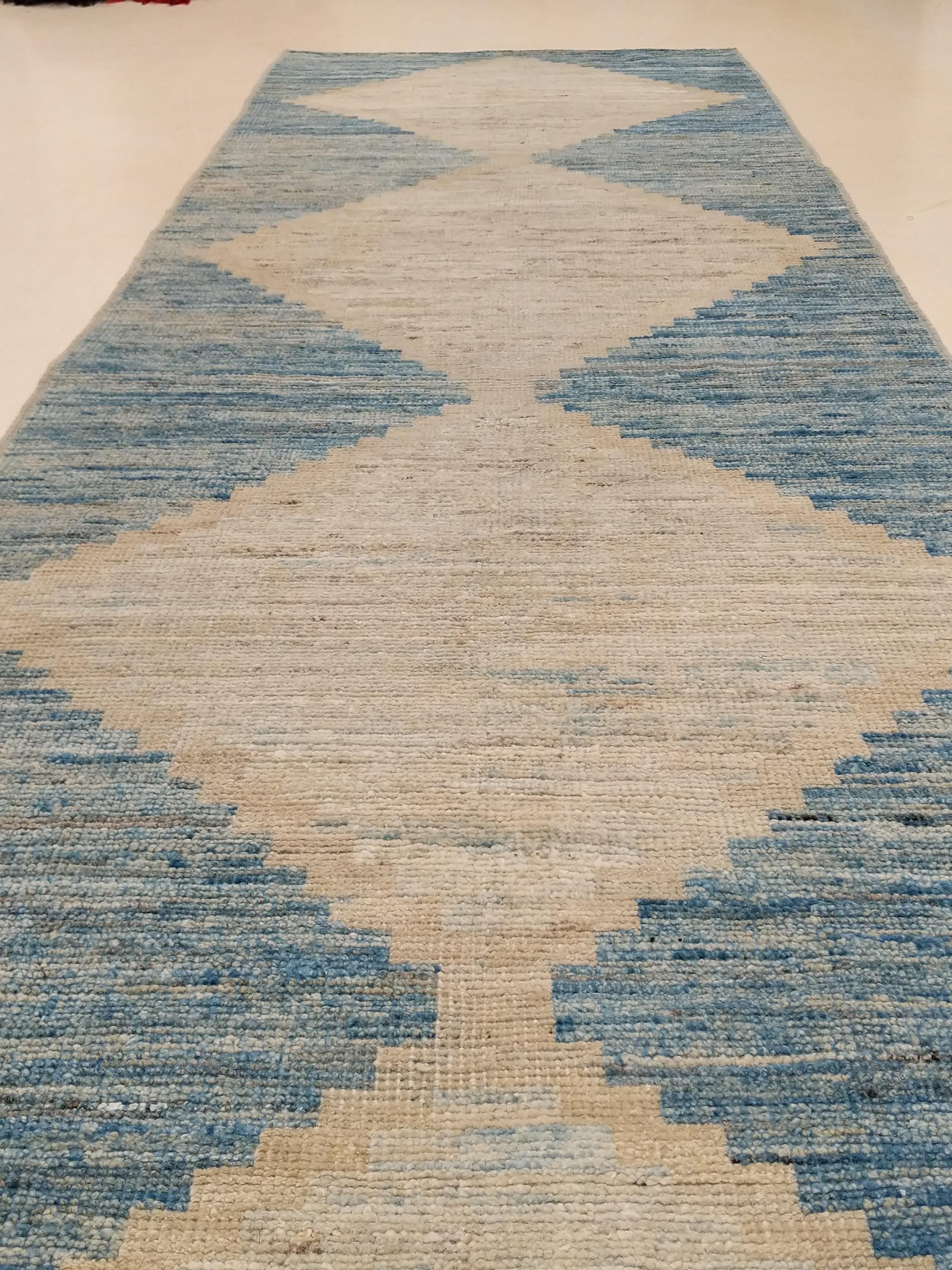 Minimalist Geometric Design Ivory and Sky Blue Runner Rug In New Condition In Milan, IT