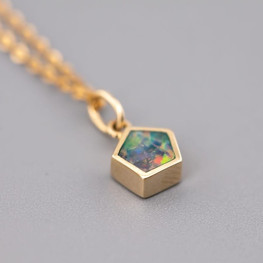 Collar colgante minimalista de ópalo australiano doblete geométrico de oro amarillo de 14k.


Envío nacional gratuito USPS First Class  ¡Garantía limitada gratuita de un año!  ¡Bolsa o caja de regalo gratis con cada pedido!



El ópalo, la reina de