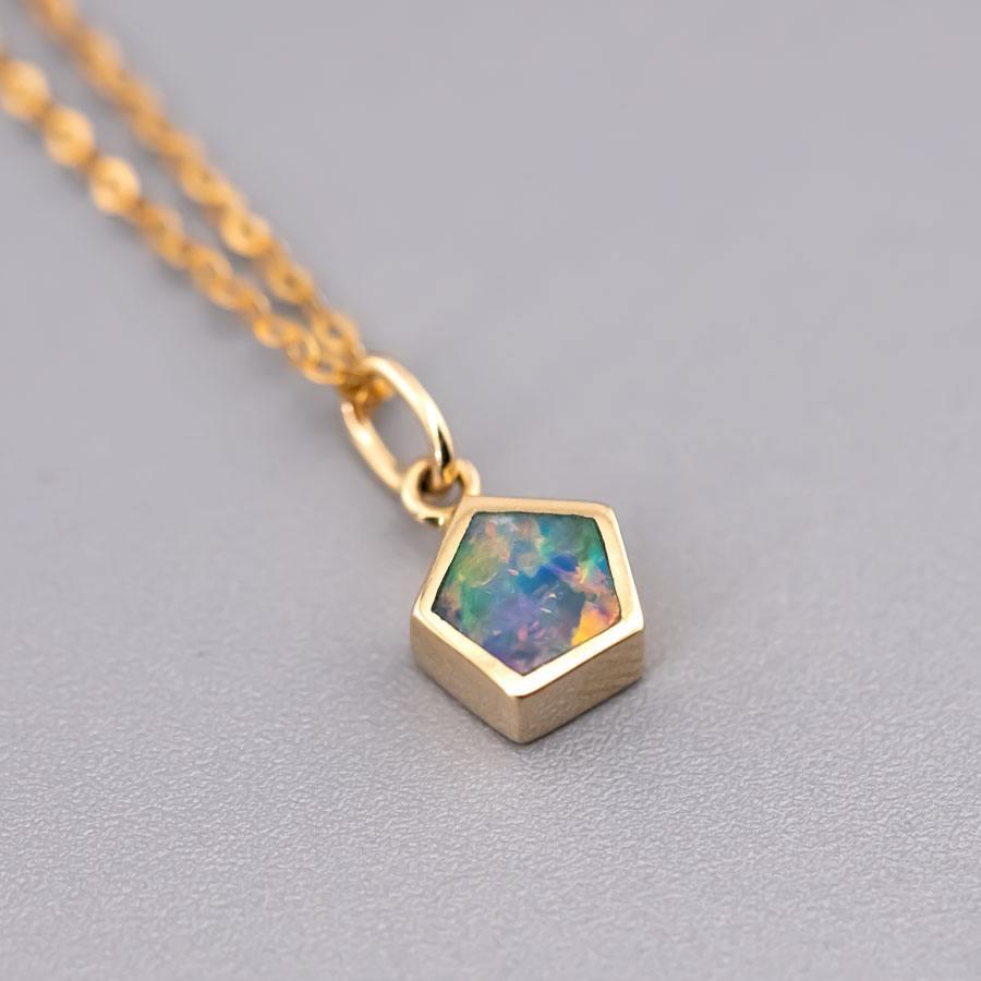Minimalista Geométrico Pentágono Doblete Opal Colgante Collar Oro Amarillo 14k Corte brillante en venta