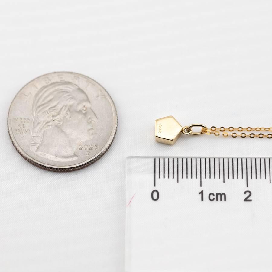 Minimalista Geométrico Pentágono Doblete Opal Colgante Collar Oro Amarillo 14k en Nuevo estado para la venta en Suwanee, GA