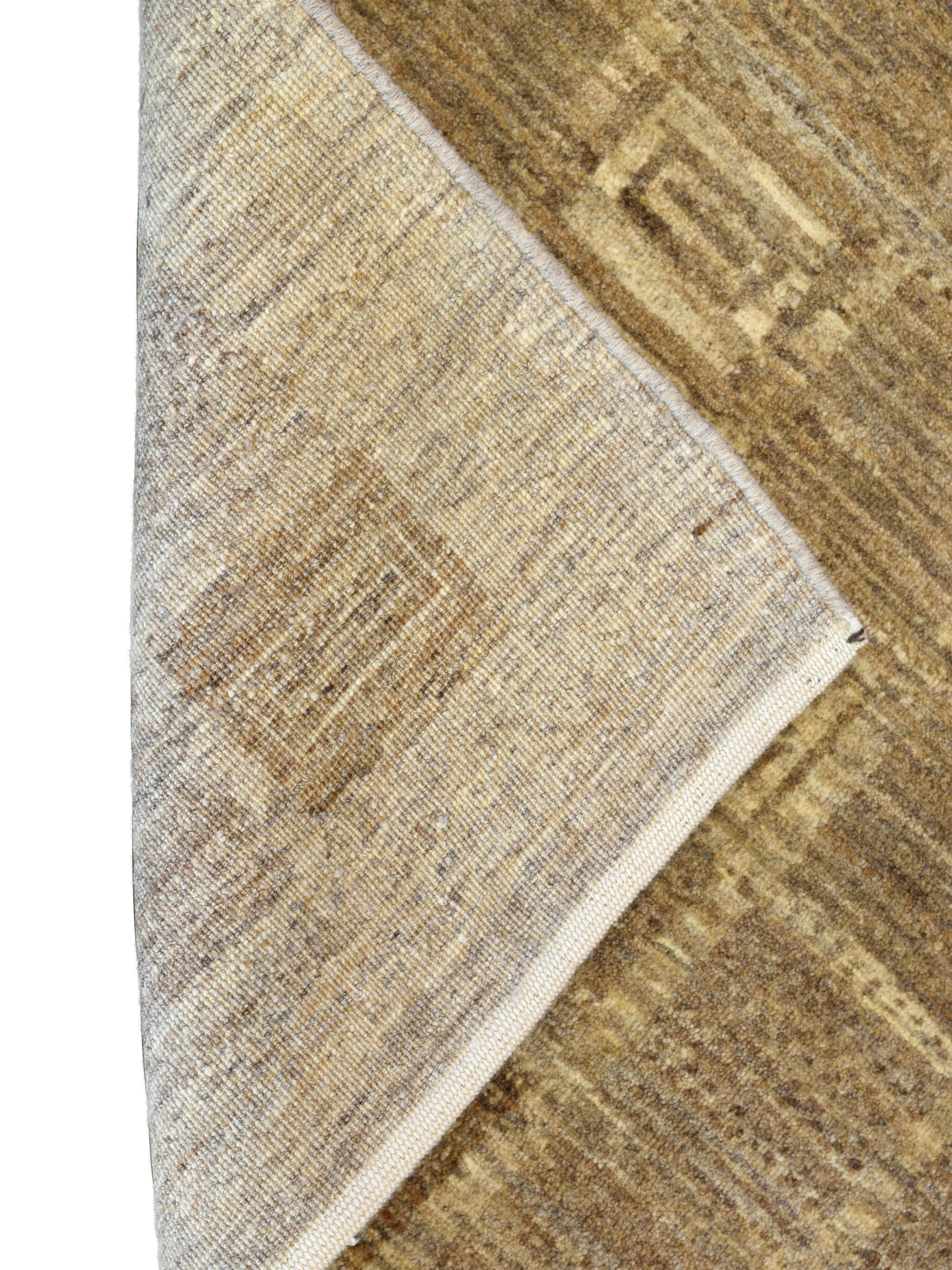 Annodato a mano in Iran, questo tappeto persiano contemporaneo di 4' x 6' fonde l'artigianato tradizionale con una sensibilità architettonica moderna. Il design è caratterizzato da una griglia di quadrati che si spostano dolcemente, ognuno dei quali