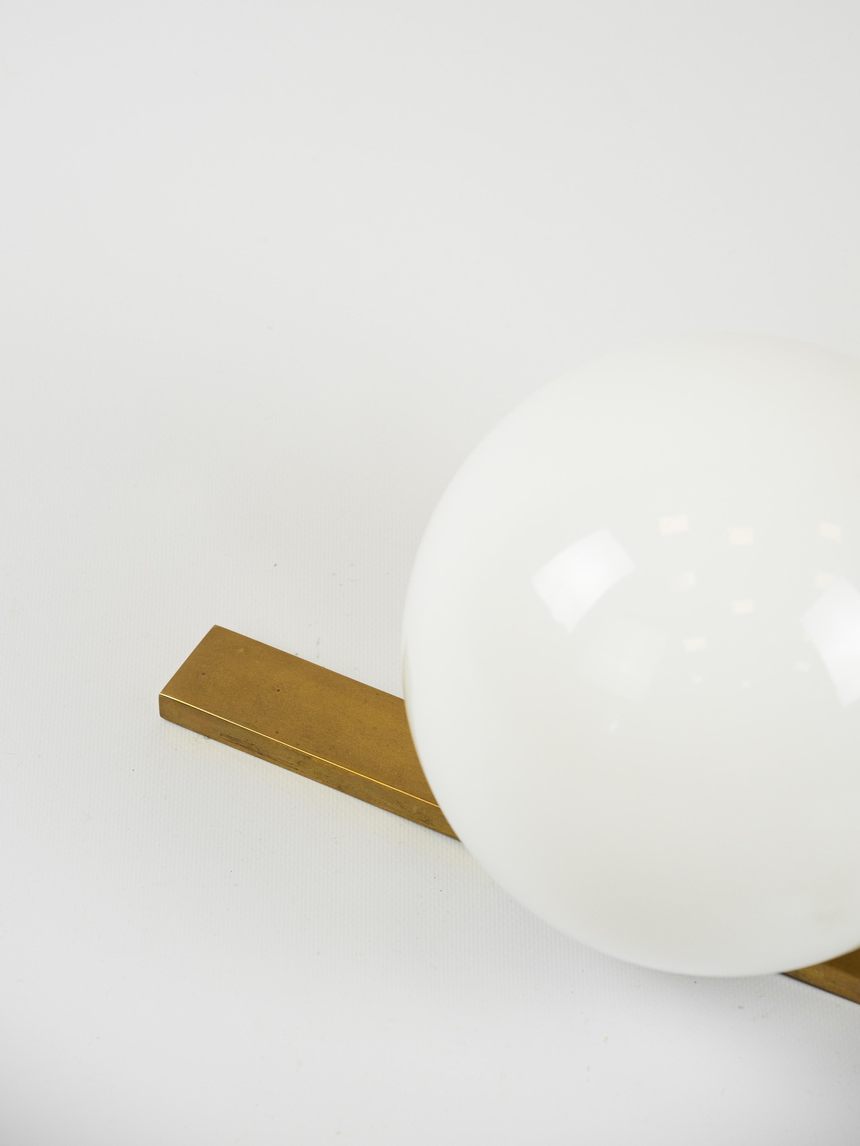 The GET SET lamp by Michael Anastassiades exemplifies minimalist elegance and versatility. Its design combines clean geometric lines with a clever functionality: it can be adjusted to various positions, seamlessly integrating into diverse
