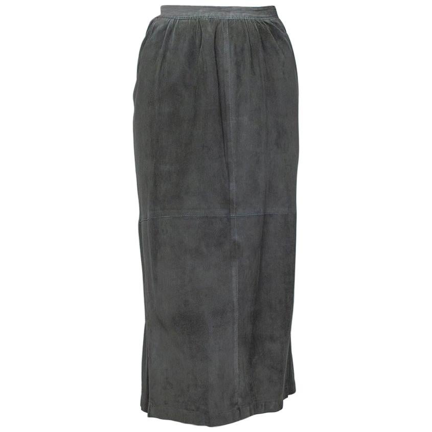 Minimalist Gianfranco Ferré Charcoal Gray Suede Midi Trumpet Skirt - S, 1980s For Sale