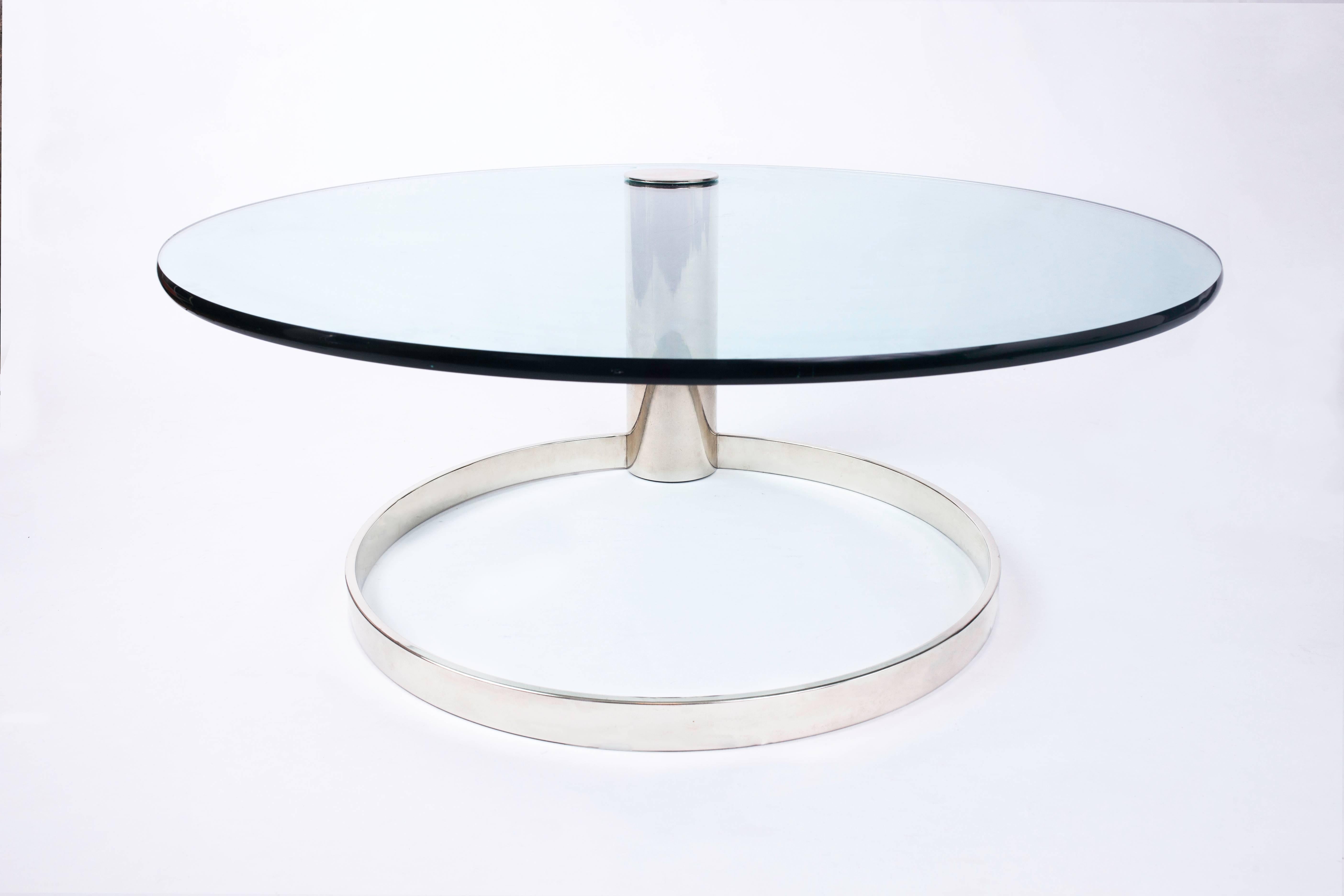 Schwebender, runder Couchtisch aus Glas und Chrom von Leon Rosen für Pace mit einer dynamisch auskragenden Platte, die aus einem architektonischen, ringförmigen Sockel herausragt. Ein geschickt ausbalanciertes, minimalistisches Design.
 