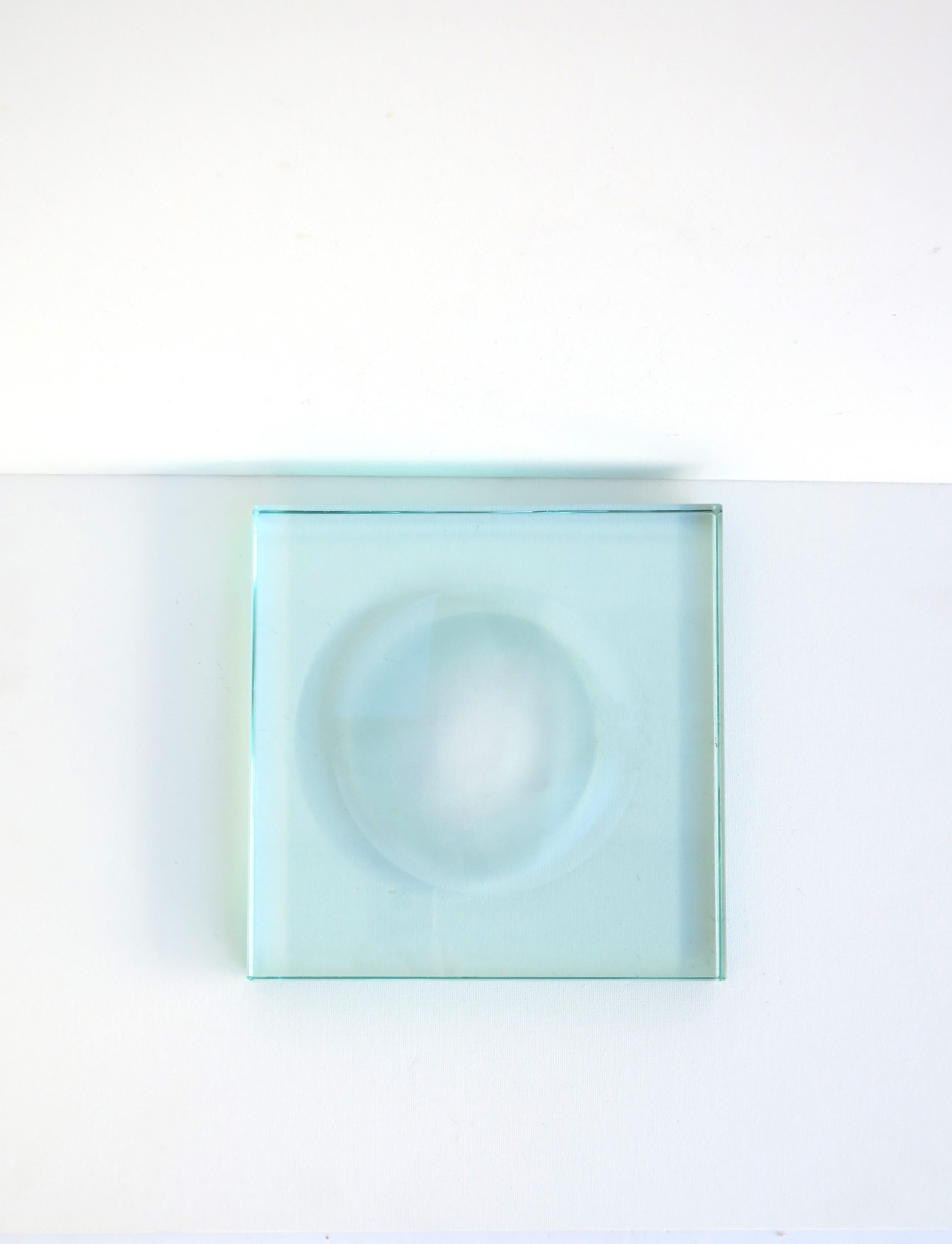 Minimalistischer Glasaufbewahrungsort aus Glas nach Fontana Arte  (Gehärtet) im Angebot