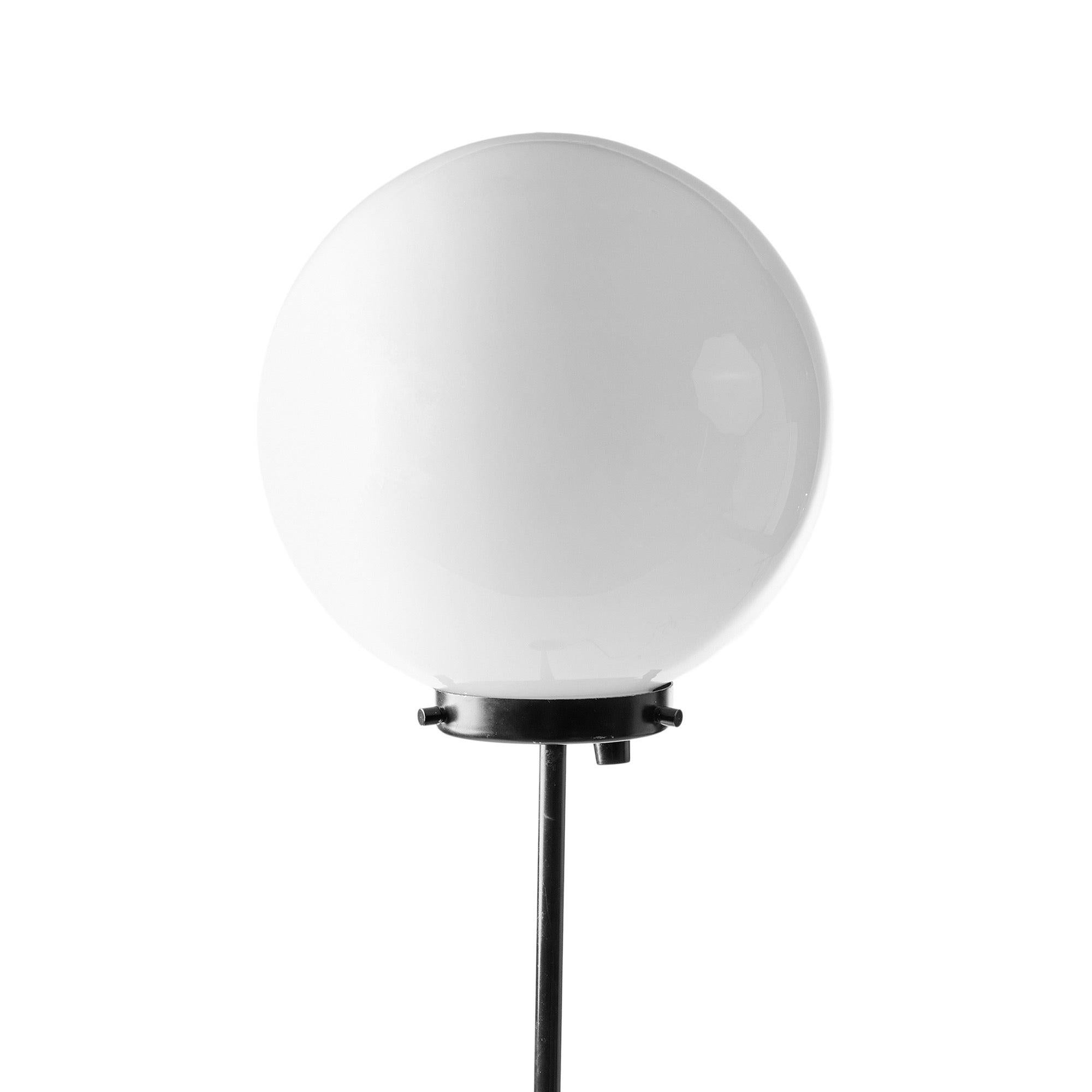 Minimalistische Kugellampe im Zustand „Hervorragend“ im Angebot in Sagaponack, NY