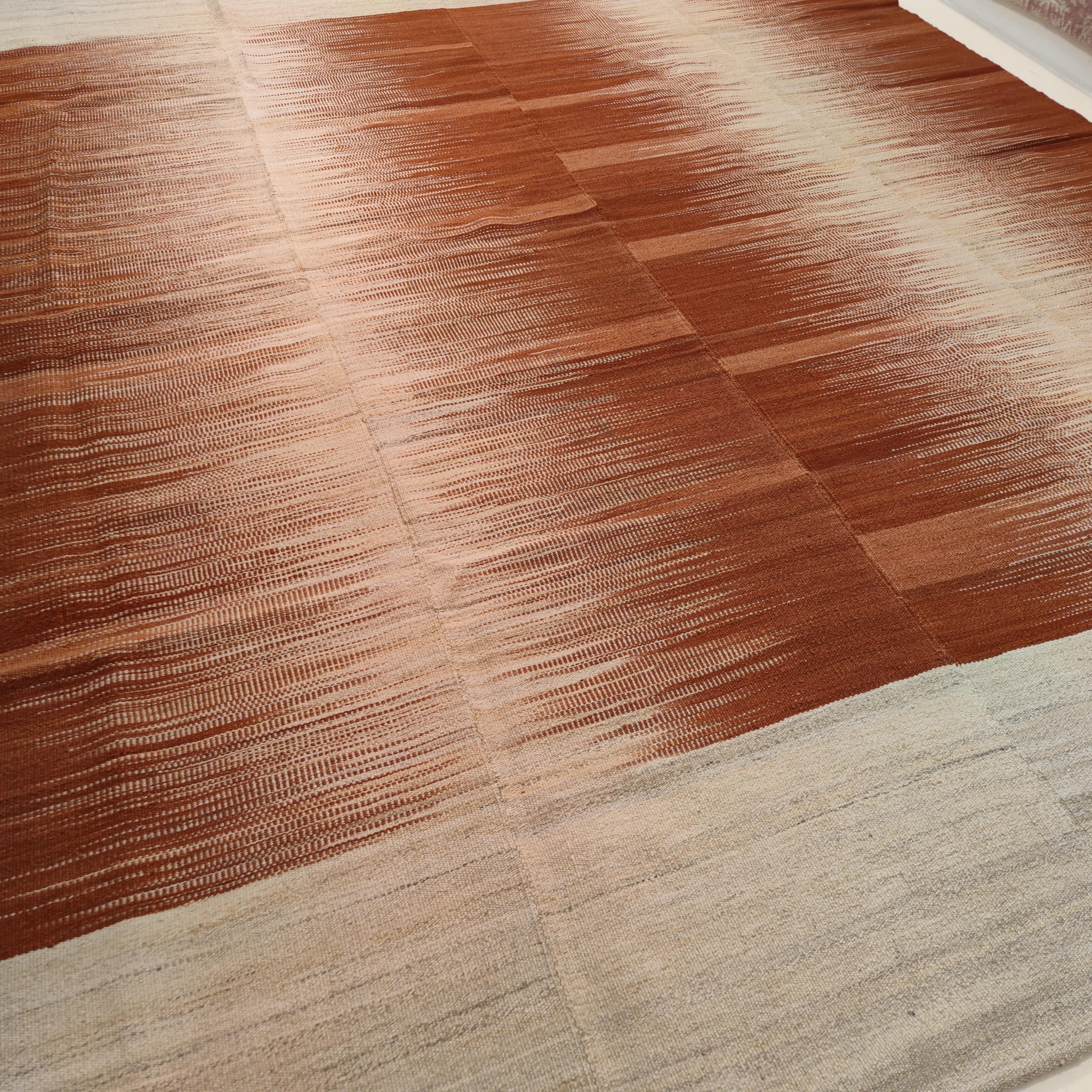 Minimalistischer Anatolischer Kelim-Teppich mit grafischem Ziegelrotem Flammenmuster (Türkisch) im Angebot