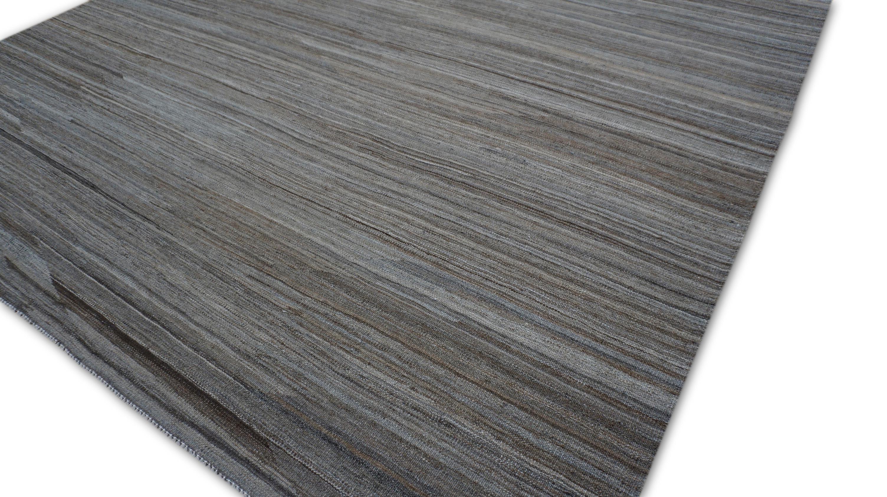 Questo raffinato tappeto kilim in lana intrecciata a mano è un esempio di arte minimalista a tessitura piatta con un'estetica naturale e contemporanea. Classificato come kilim moderno, è realizzato meticolosamente da abili tessitori con lana Ghazni