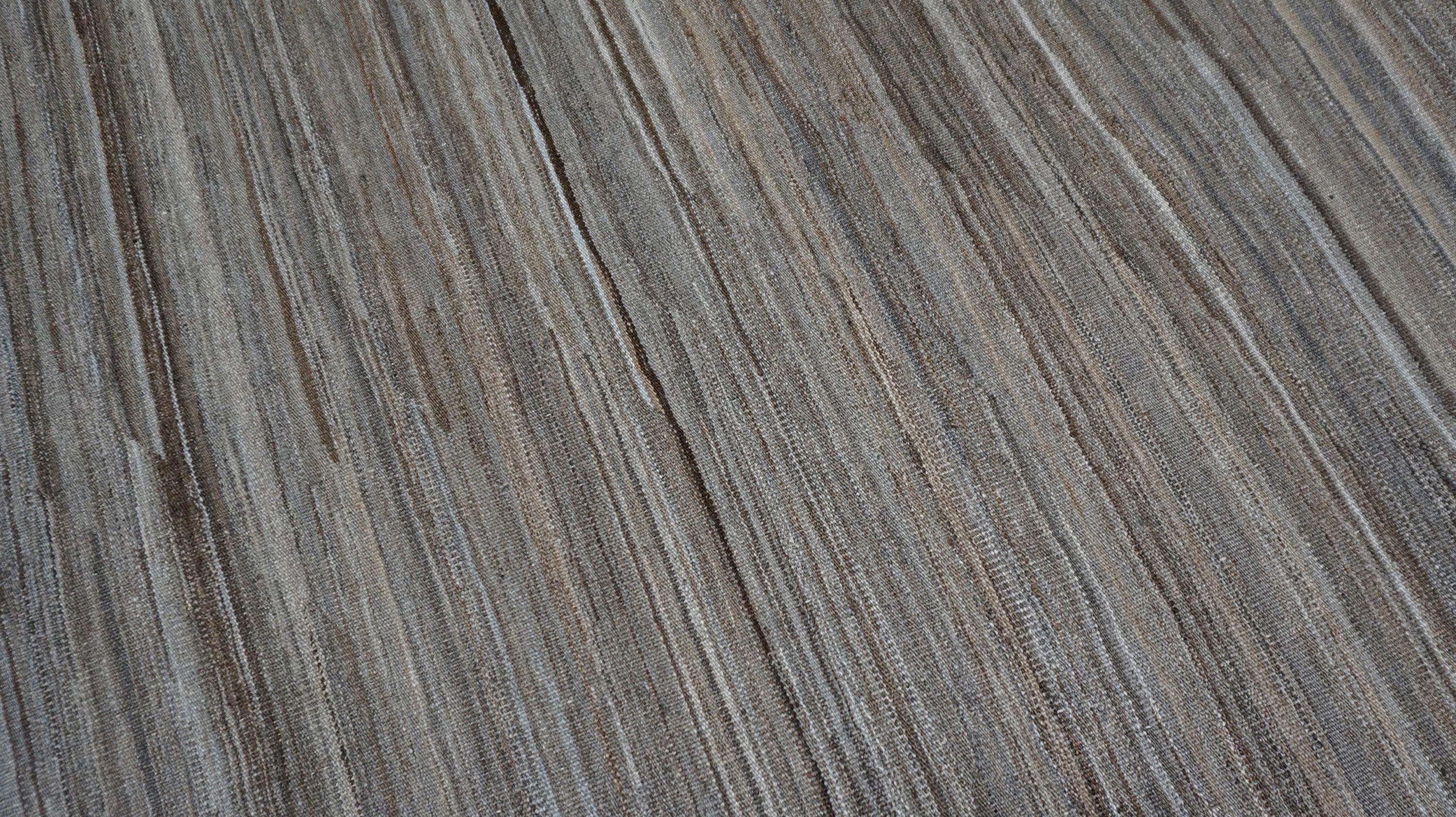 Moderno Kilim di lana minimalista in tonalità grigio-marrone, 8'5''x10'2'' in vendita