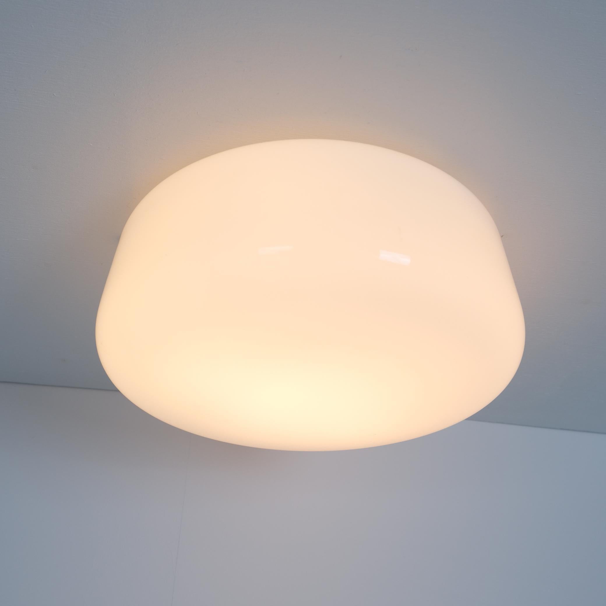 Una piantana minimalista con base in metallo e paralume in vetro opalino bianco disegnata da Gunilla Jung e prodotta da Orno Oy in Finlandia negli anni '50. La lampada è in condizioni originali e reca il timbro Orno e anche (patent pending) che