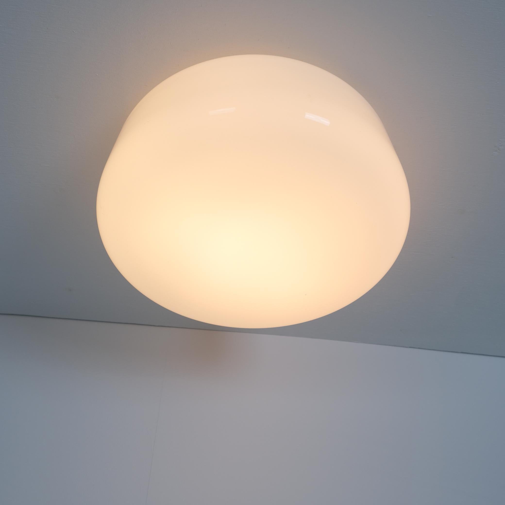 Scandinavo moderno Lampada da incasso minimalista Gunilla Jung, modello 70-014 vetro opalino bianco, Orno 1950s in vendita