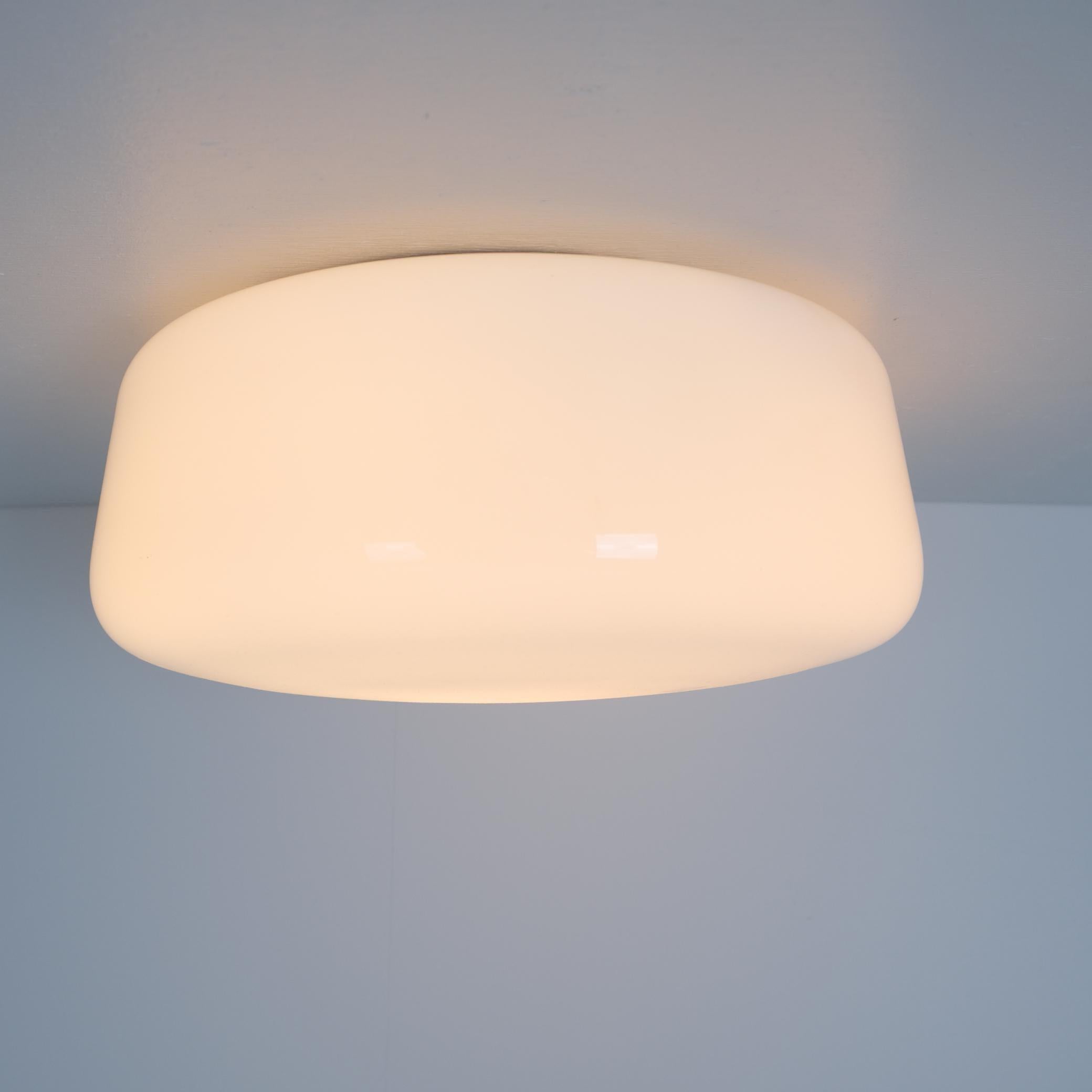Lampada da incasso minimalista Gunilla Jung, modello 70-014 vetro opalino bianco, Orno 1950s In condizioni buone in vendita a Helsinki, FI