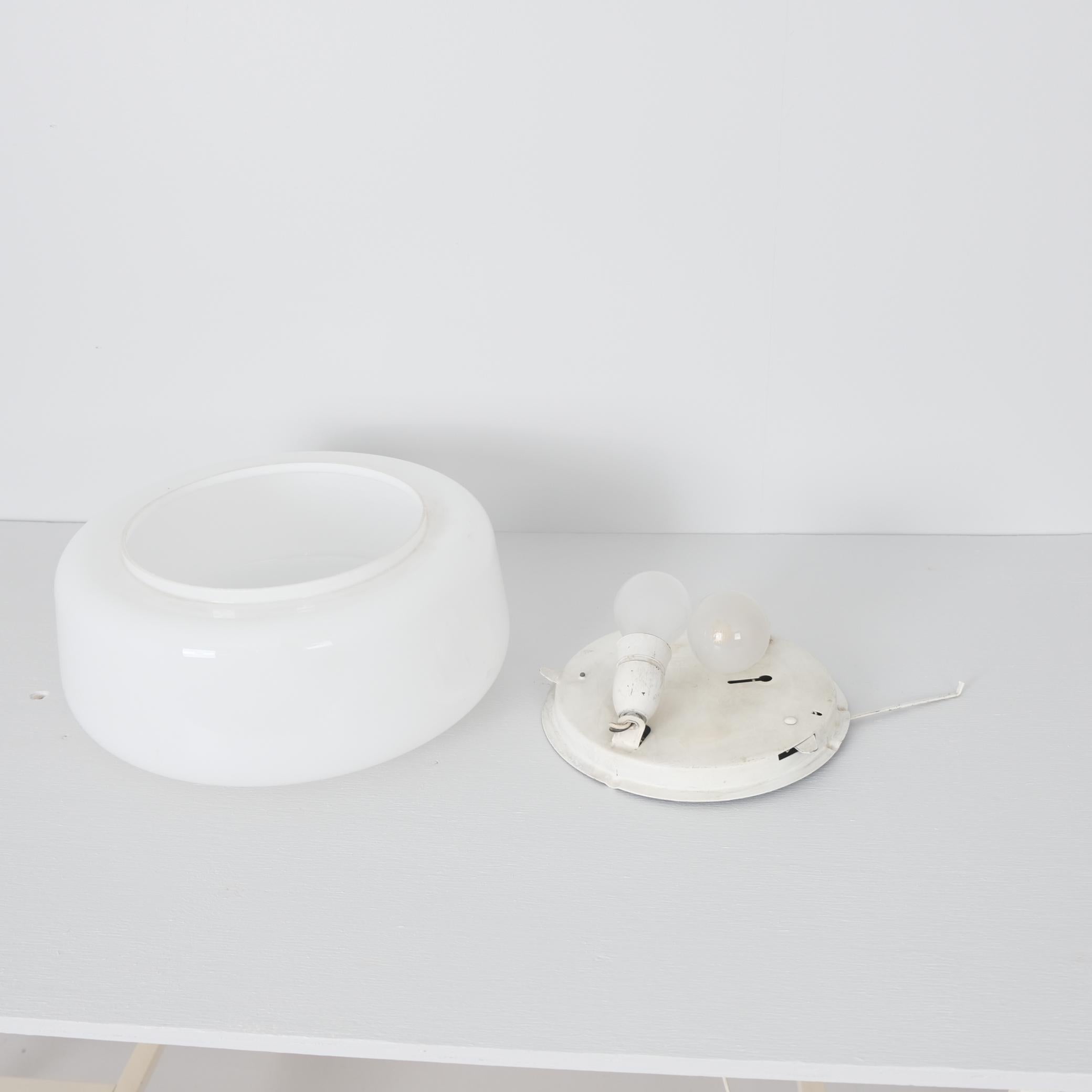 Metà XX secolo Lampada da incasso minimalista Gunilla Jung, modello 70-014 vetro opalino bianco, Orno 1950s in vendita