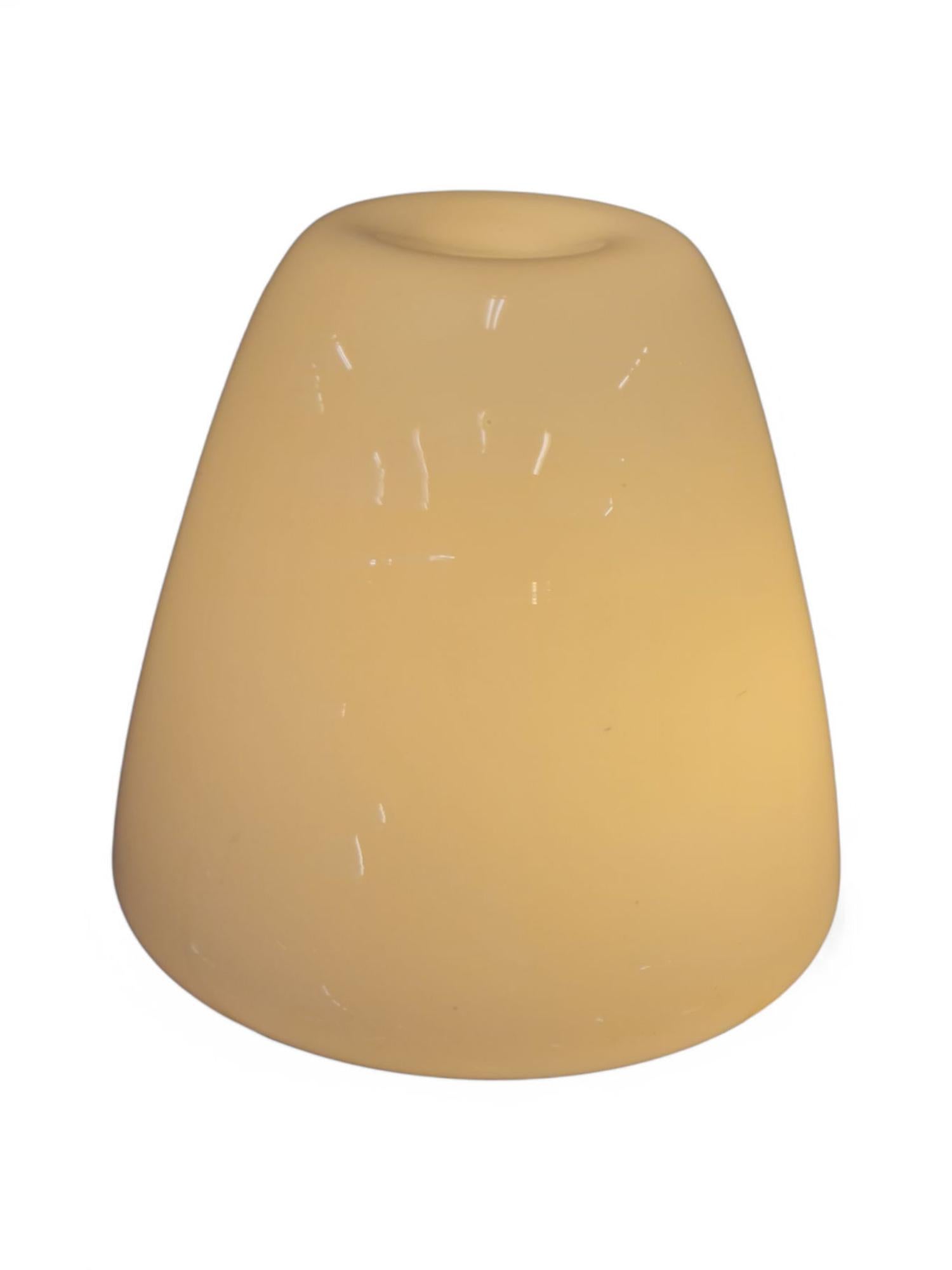 Lámpara de techo minimalista Gunnel Nyman modelo 80115 de cristal opalino blanco Idman años 50 en venta 3