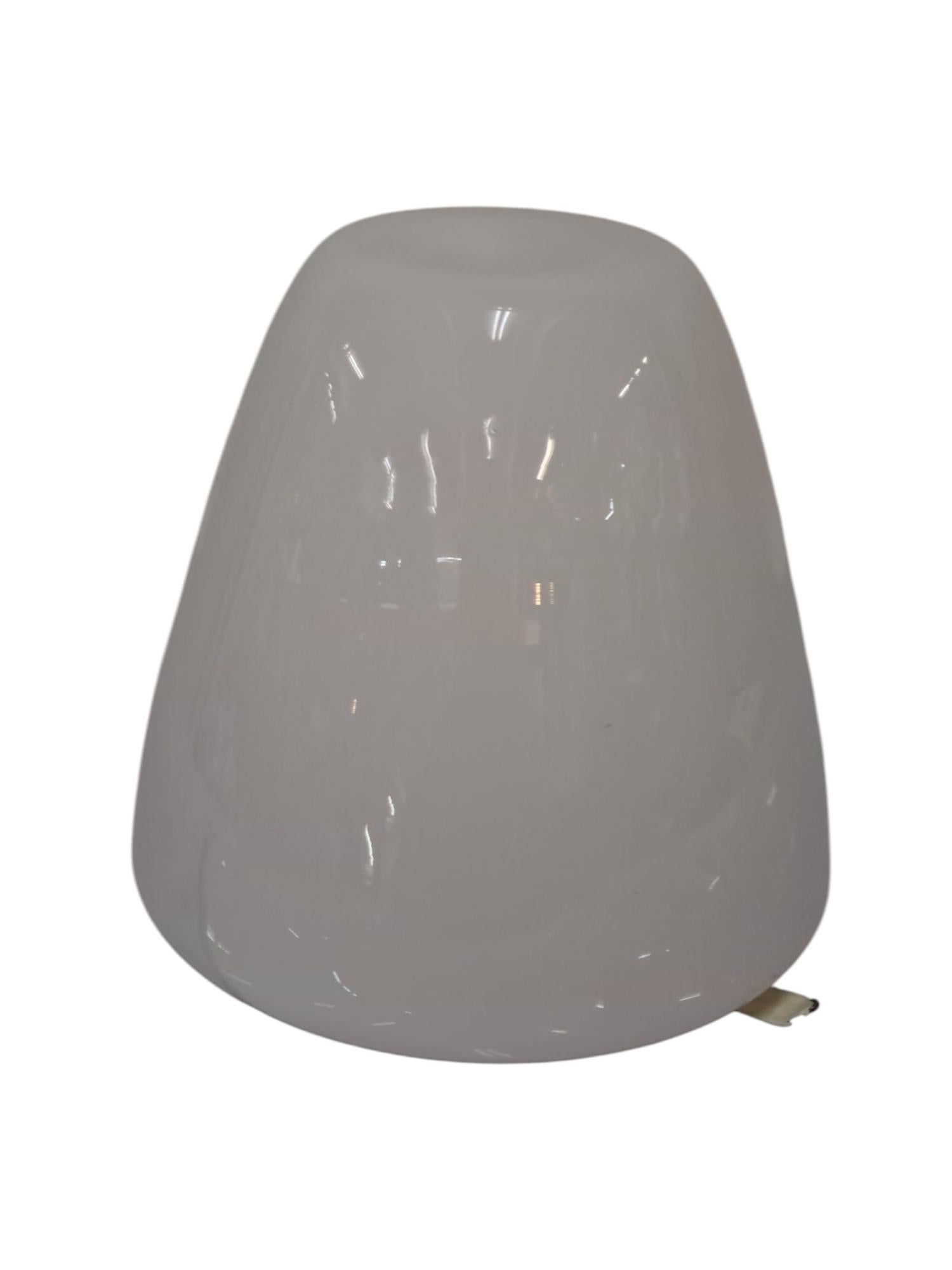 Lámpara de techo minimalista Gunnel Nyman modelo 80115 de cristal opalino blanco Idman años 50 en venta 4