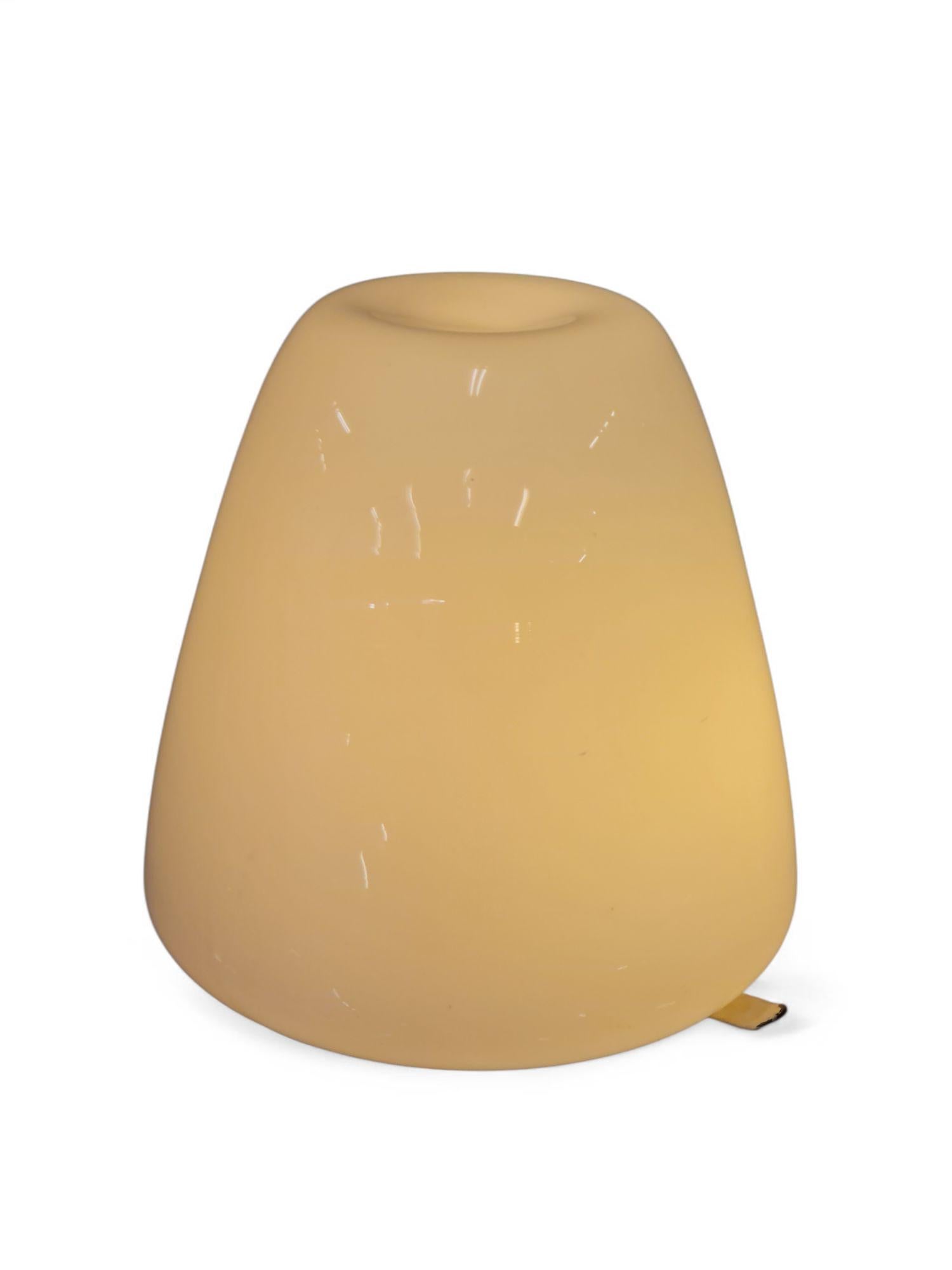 Lámpara de techo minimalista Gunnel Nyman modelo 80115 de cristal opalino blanco Idman años 50 en venta 5
