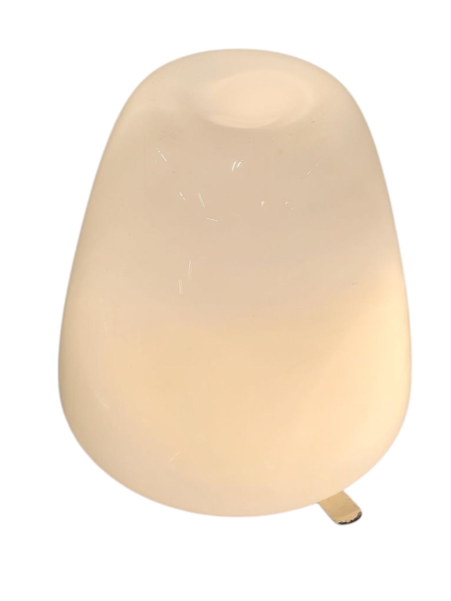 Lámpara de techo minimalista Gunnel Nyman modelo 80115 de cristal opalino blanco Idman años 50 en Bueno estado para la venta en Helsinki, FI