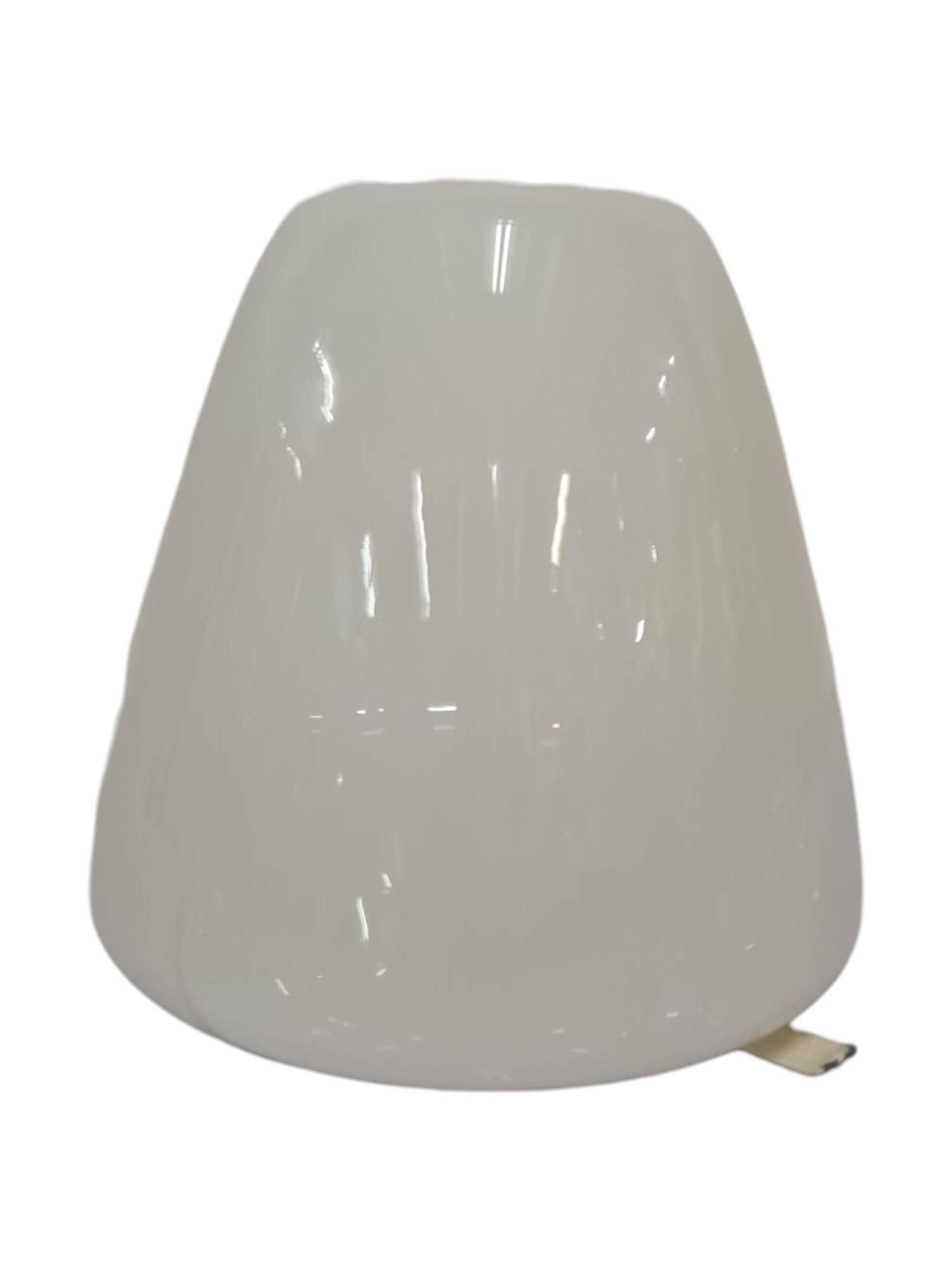 Lámpara de techo minimalista Gunnel Nyman modelo 80115 de cristal opalino blanco Idman años 50 mediados del siglo XX en venta