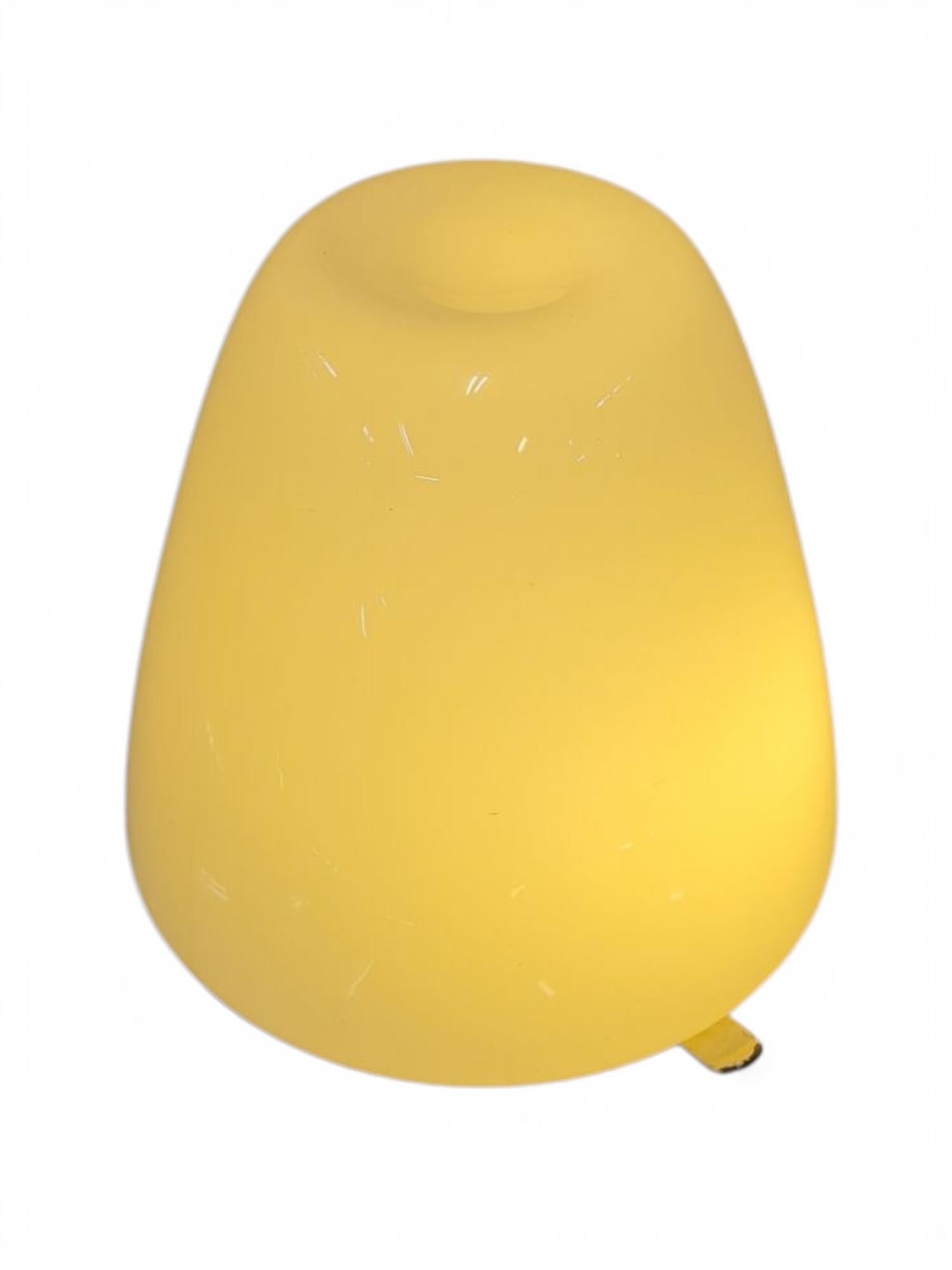Lámpara de techo minimalista Gunnel Nyman modelo 80115 de cristal opalino blanco Idman años 50 en venta 1